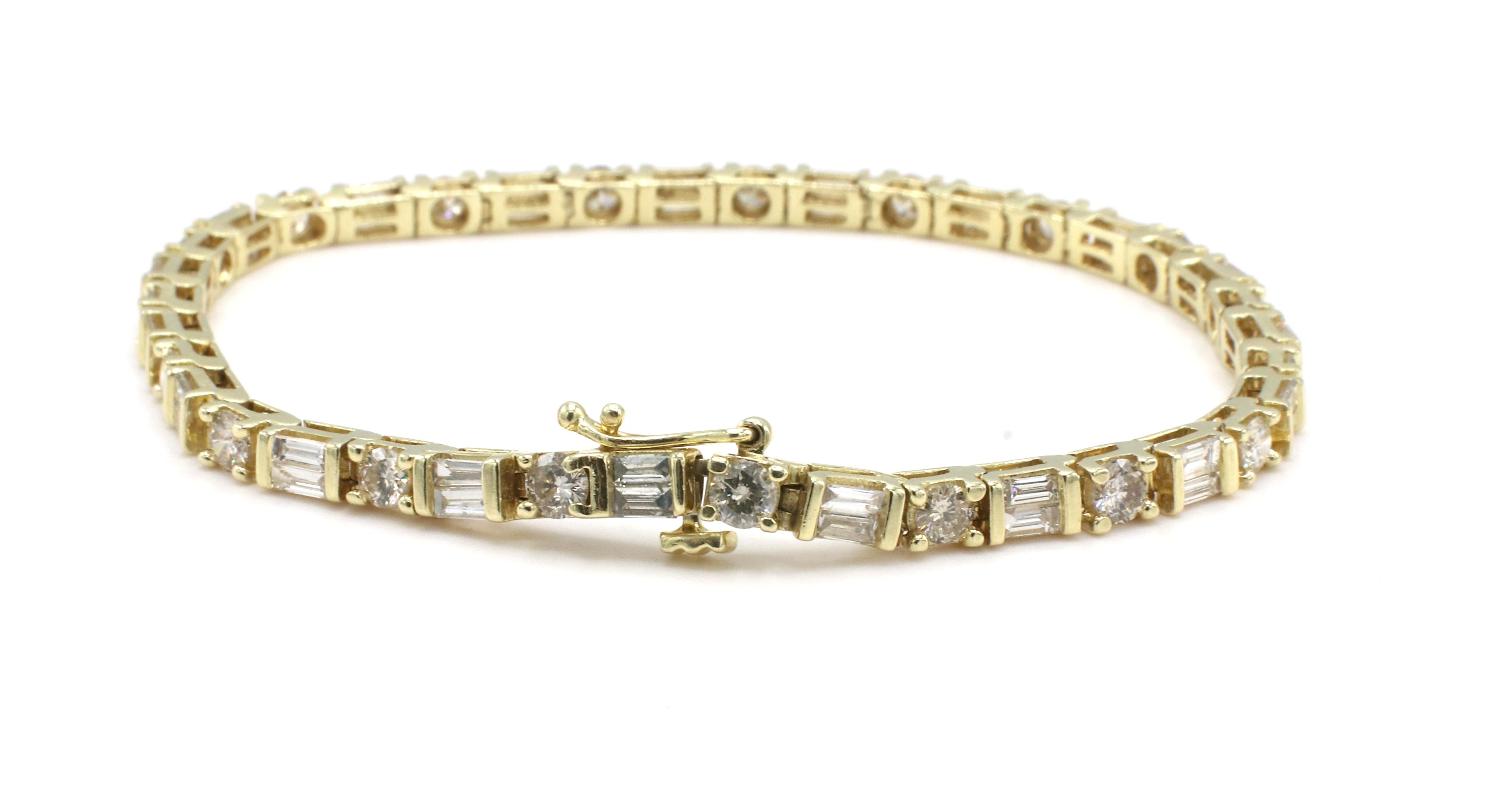 Tennisarmband aus 14 Karat Gelbgold mit 6 Karat Baguette- und runden Diamanten (Rundschliff)