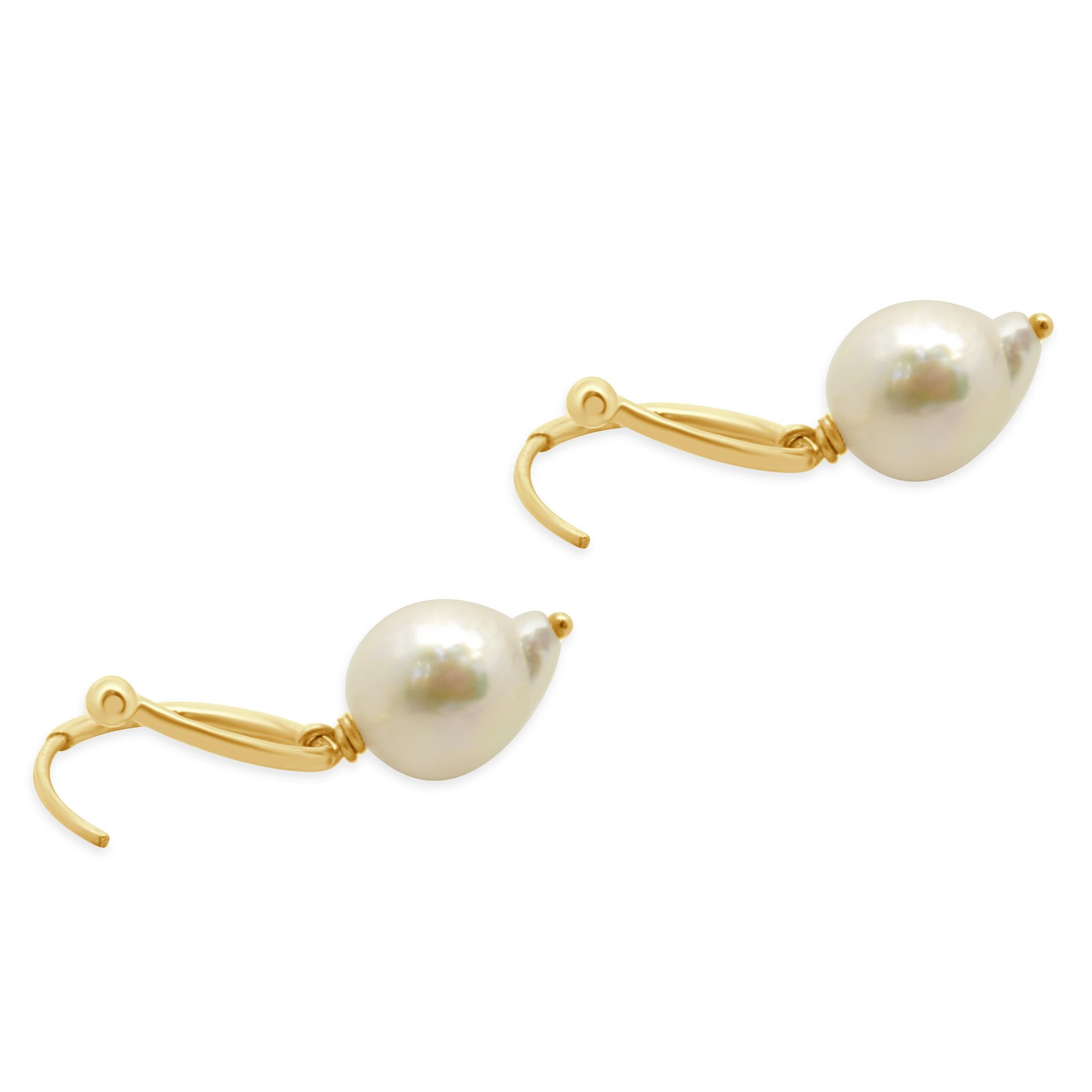 da uomo o donna 14 Karat Yellow Gold 6Freshwater Pearl Hoop Earrings in vendita
