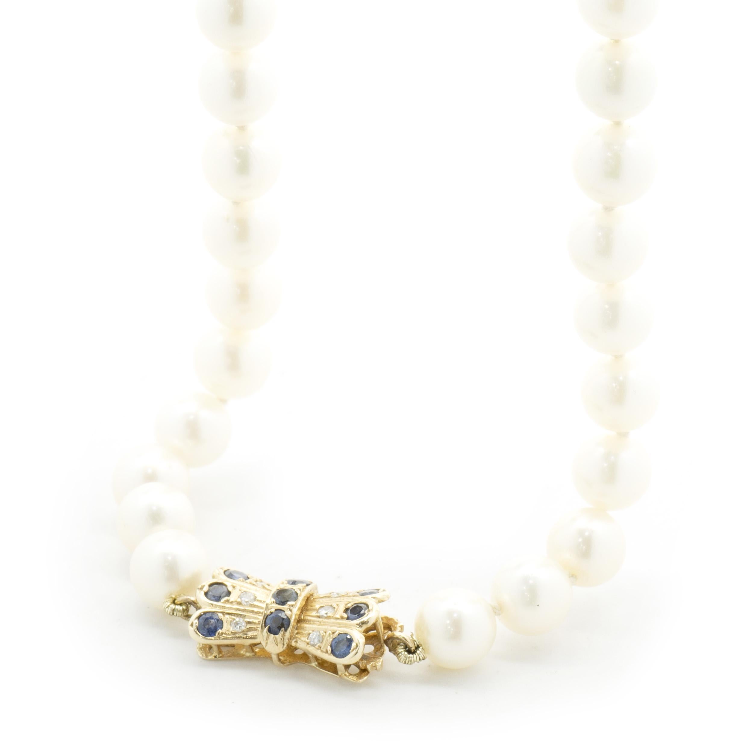 14 Karat Yellow Gold 6mm Cultured Pearl Necklace with Sapphire and Diamond Clasp In Excellent Condition For Sale In Scottsdale, AZ