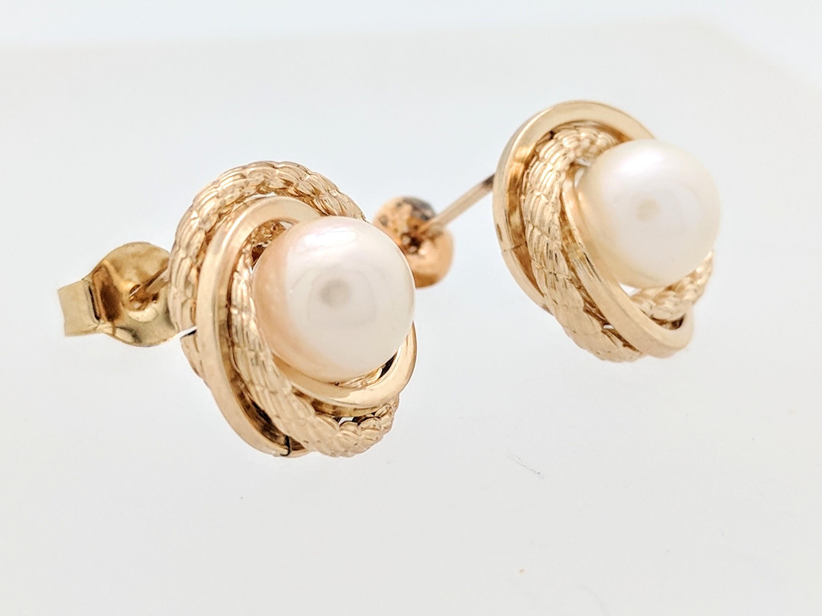 14 Karat Yellow Gold 6mm Freshwater Pearl Stud Earrings In Excellent Condition In Gainesville, FL