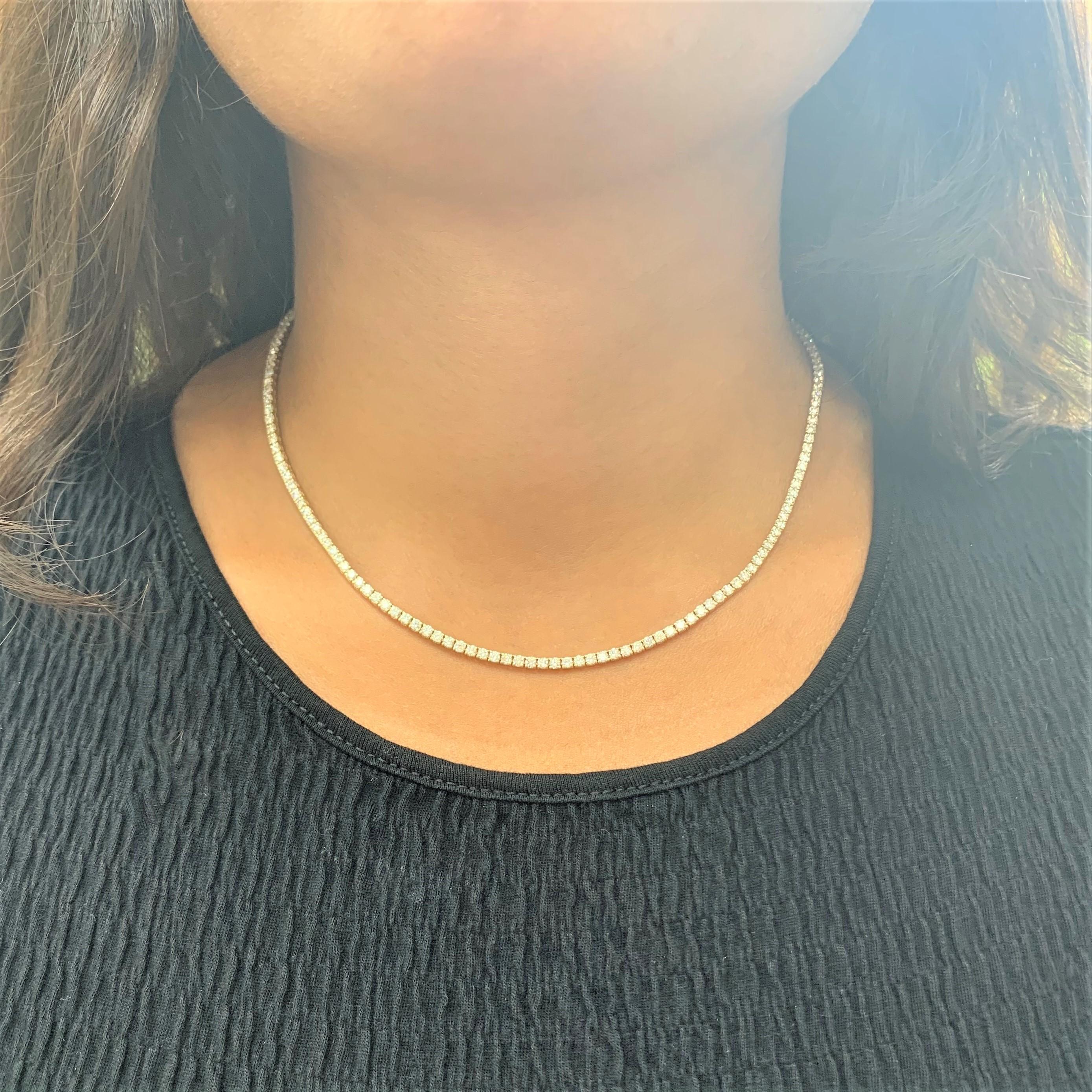 Wow! Diese Diamant-Tennis-Line-Halskette macht jedes Outfit schick und glamourös! Gefertigt aus 14K Gold diese Halskette verfügt über 168 natürliche runde weiße Diamanten mit einem Gewicht von 7,76 Karat, Farbe und Klarheit ist GH-SI1. Insert Clasp