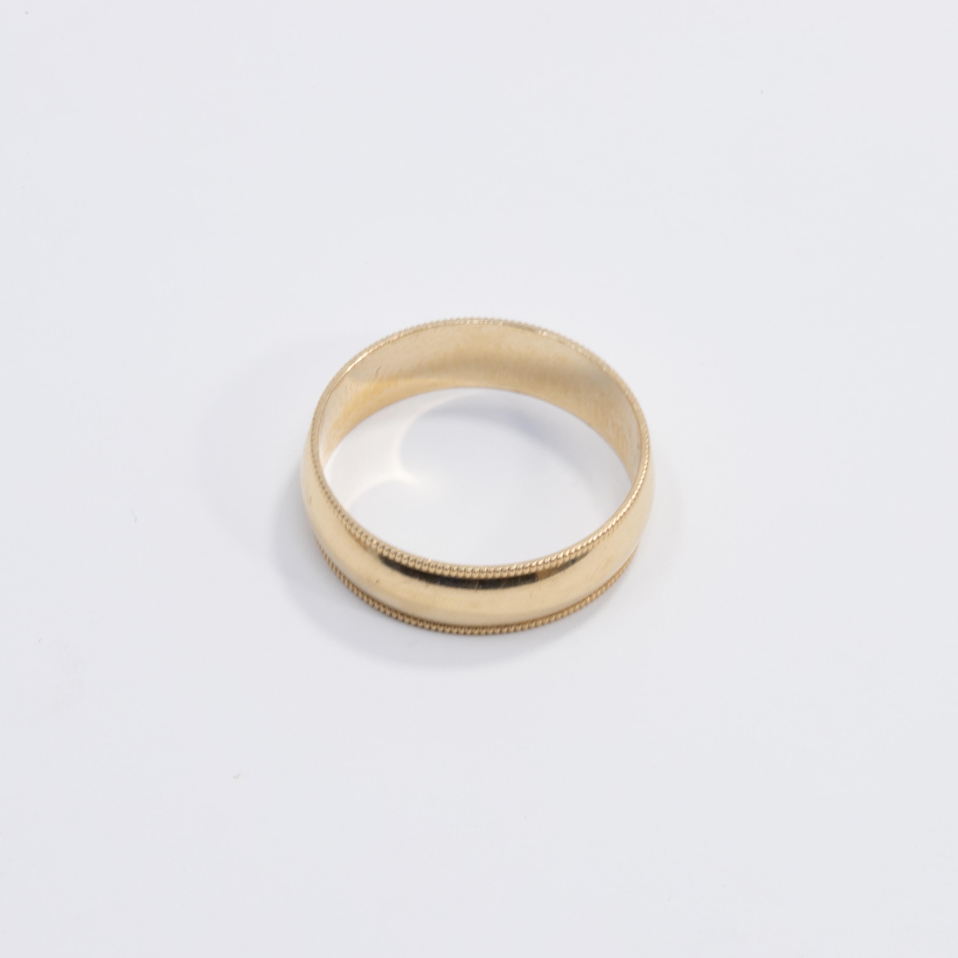 Ein fein detaillierter Ehering aus 14 Karat Gelbgold für Männer. Perfekt für die wichtigen Momente in Ihrem Leben und als stilvolles Accessoire.

Ring Größe US 5.75
Höhe 5 mm