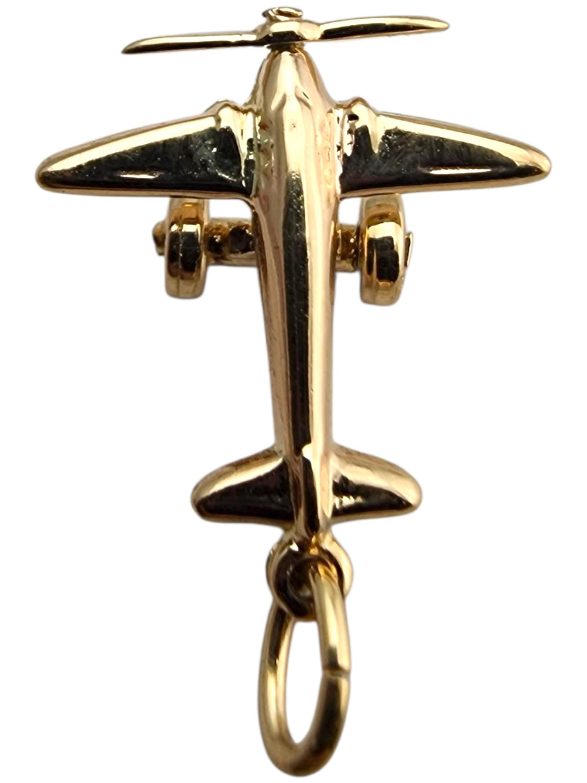 Charm a forma di aeroplano in oro giallo 14 carati.

Questo charm per aereo in oro giallo 14 carati presenta un design elegante e dettagliato che cattura lo spirito del viaggio e dell'avventura. La sua finitura lucida conferisce una brillantezza