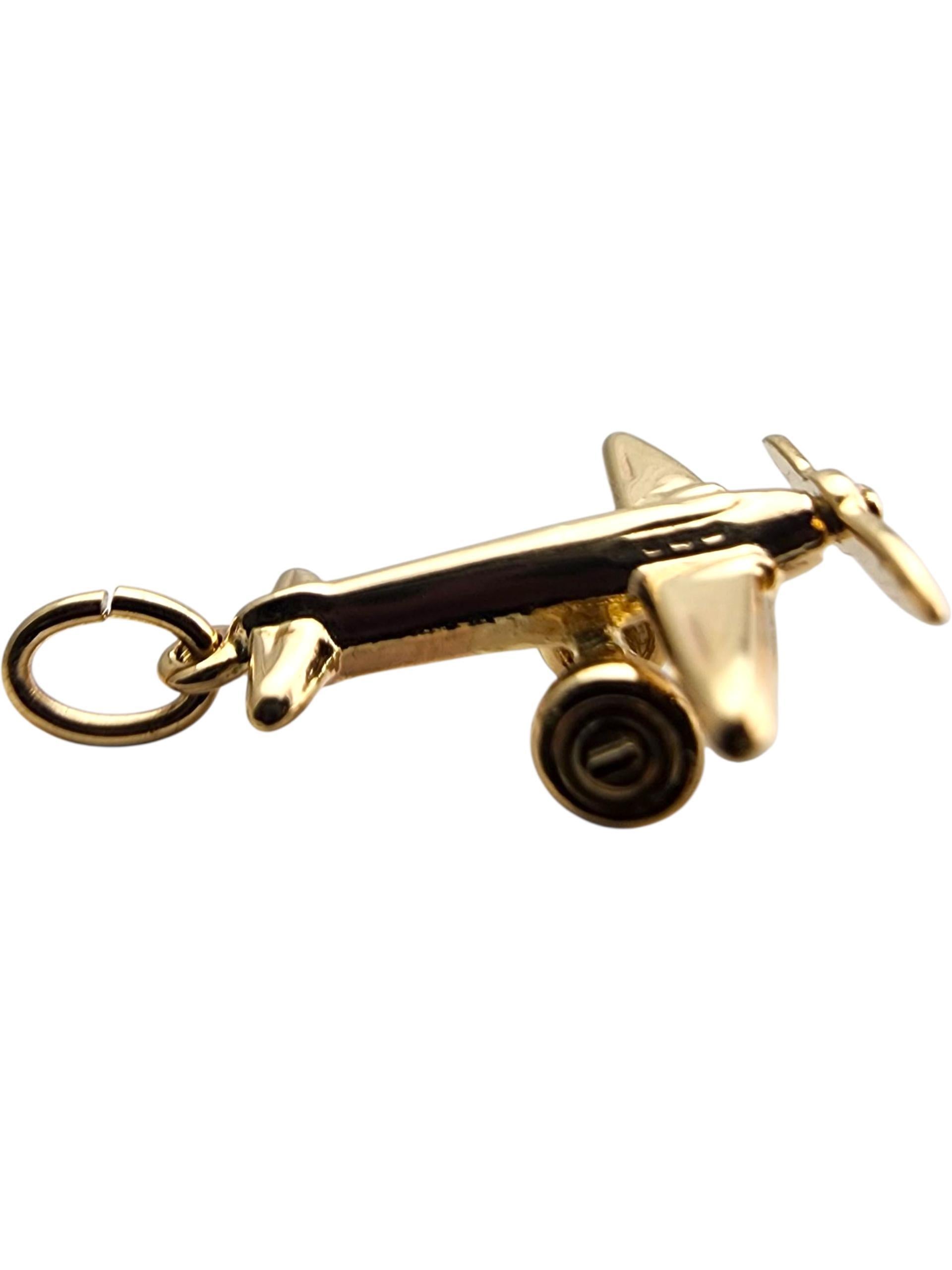 Charm a forma di aeroplano in oro giallo 14 carati #23929 In condizioni buone in vendita a Washington Depot, CT