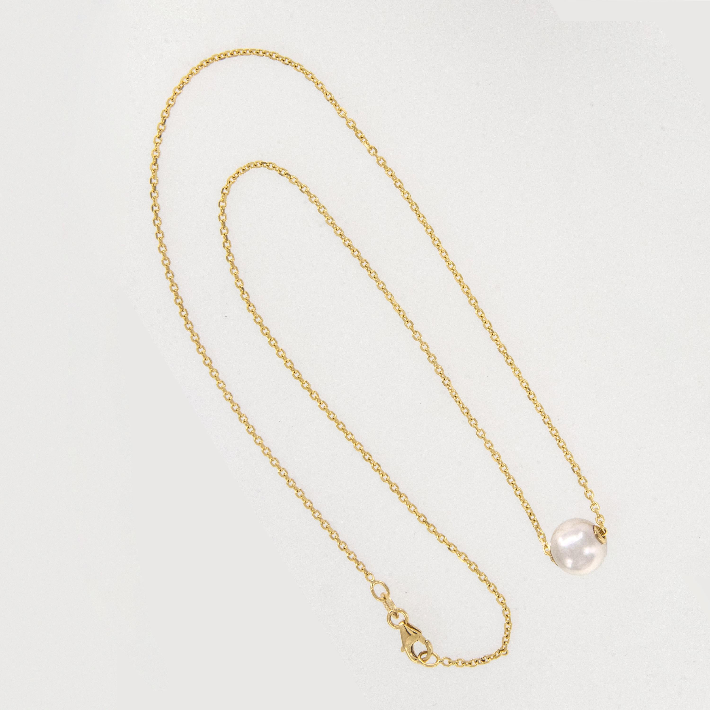 D'une qualité durable et d'un attrait intemporel, les perles Akoya sont appréciées de tous ! Fabriquée en or jaune 18 carats, cette perle Akoya de 8,5 mm est enfilée sur une chaîne en or jaune 18 carats d'une longueur de 16 pouces pour un look