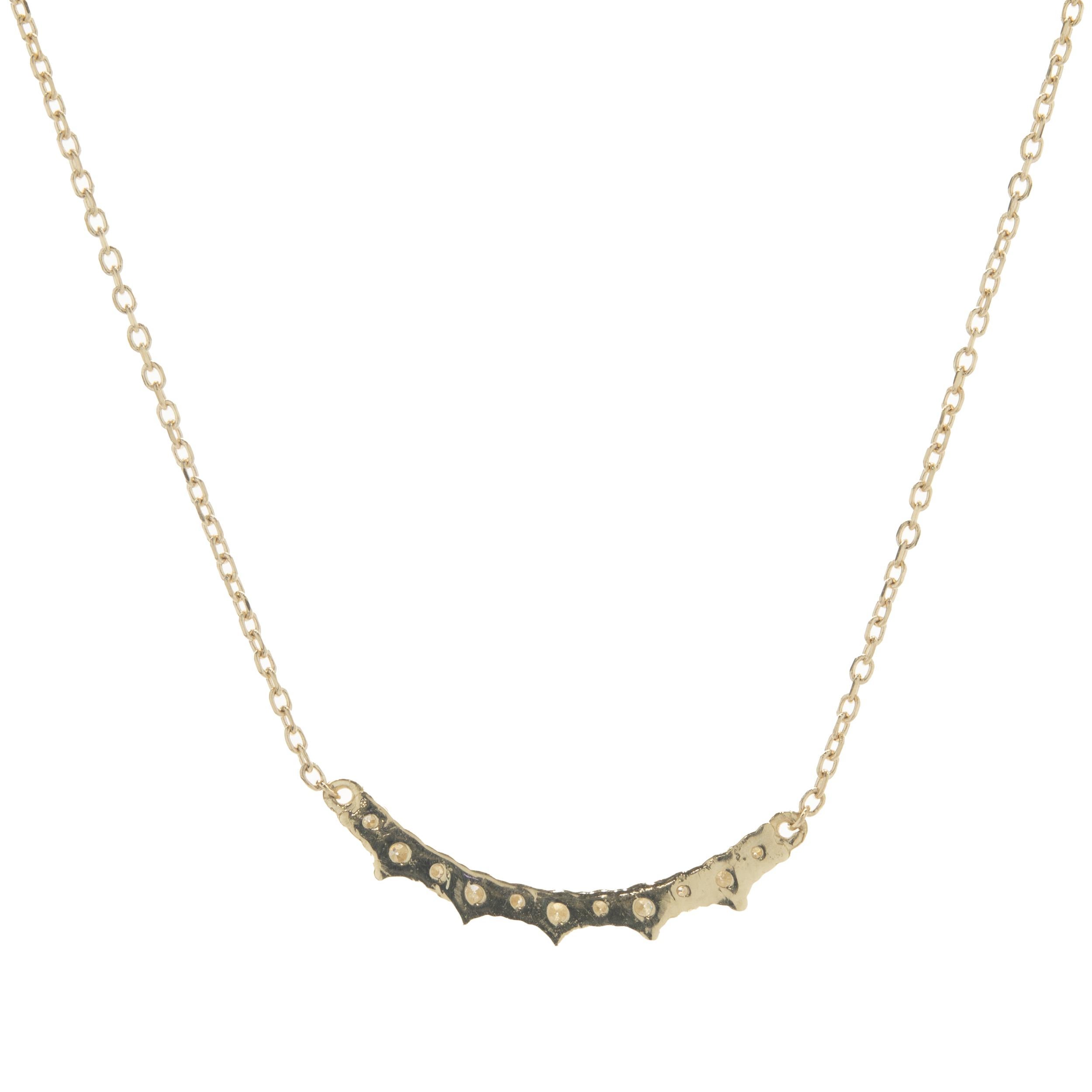 Concepteur : personnalisé
Matériau : Or jaune 14K
Diamants : 11 diamants ronds de taille brillant = 0,25cttw 
Couleur : G
Clarté : SI1
Poids : 2,27 grammes
Dimensions : le collier mesure 18 pouces de long
