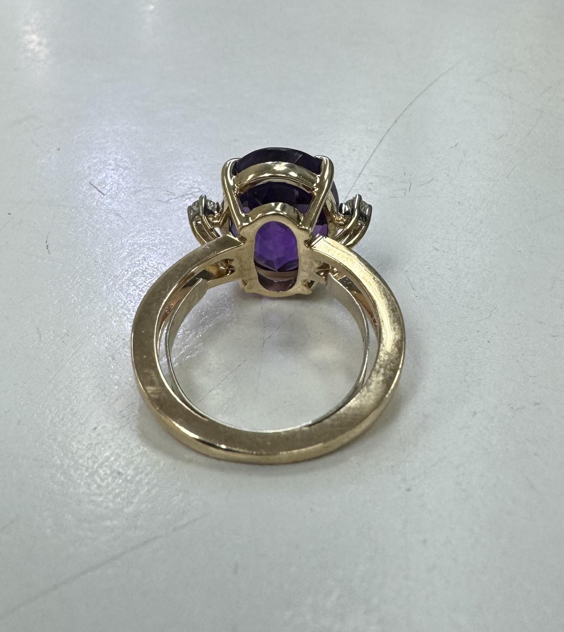 Anillo Cóctel Amatista y Diamante en Oro Amarillo de 14 Kilates Moderno en venta