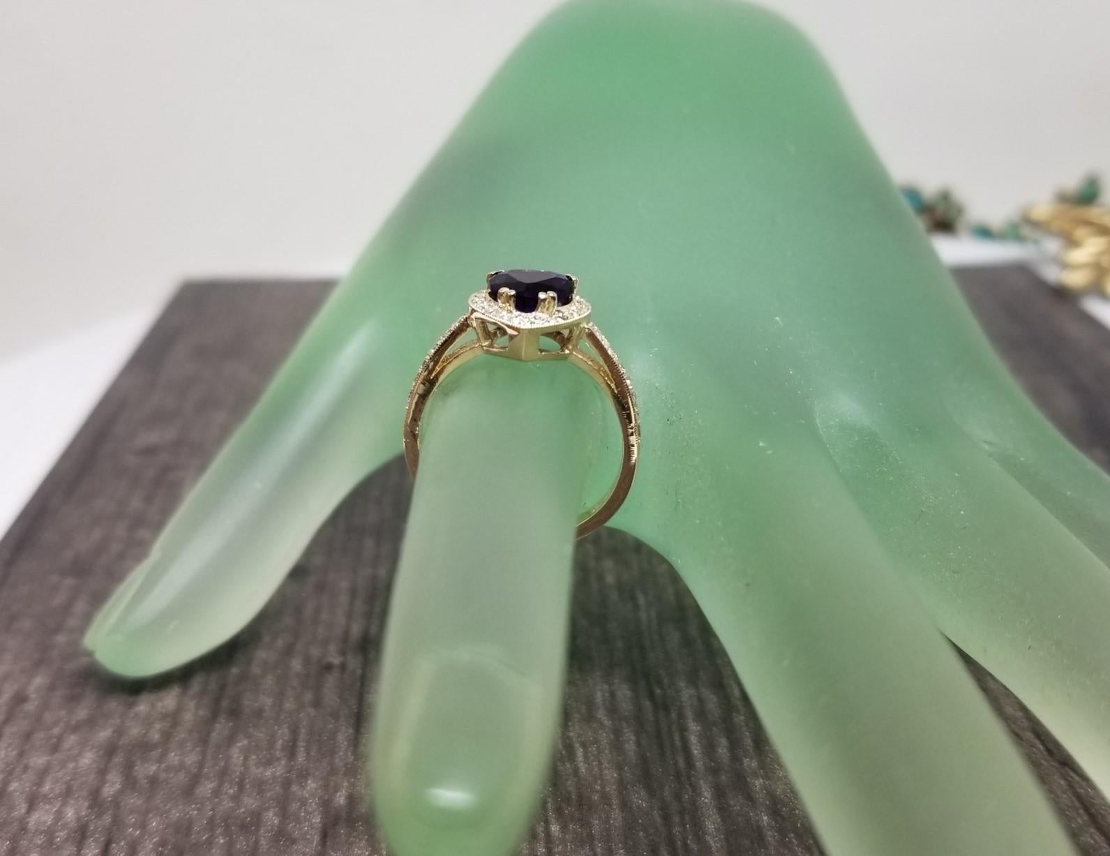14 Karat Gelbgold Herz-Halo-Ring mit Amethysten und Diamanten (Herzschliff) im Angebot