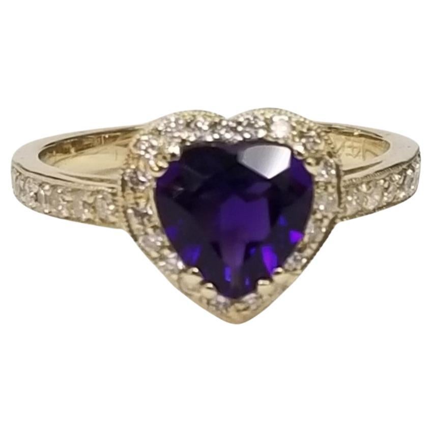 14 Karat Gelbgold Herz-Halo-Ring mit Amethysten und Diamanten im Angebot