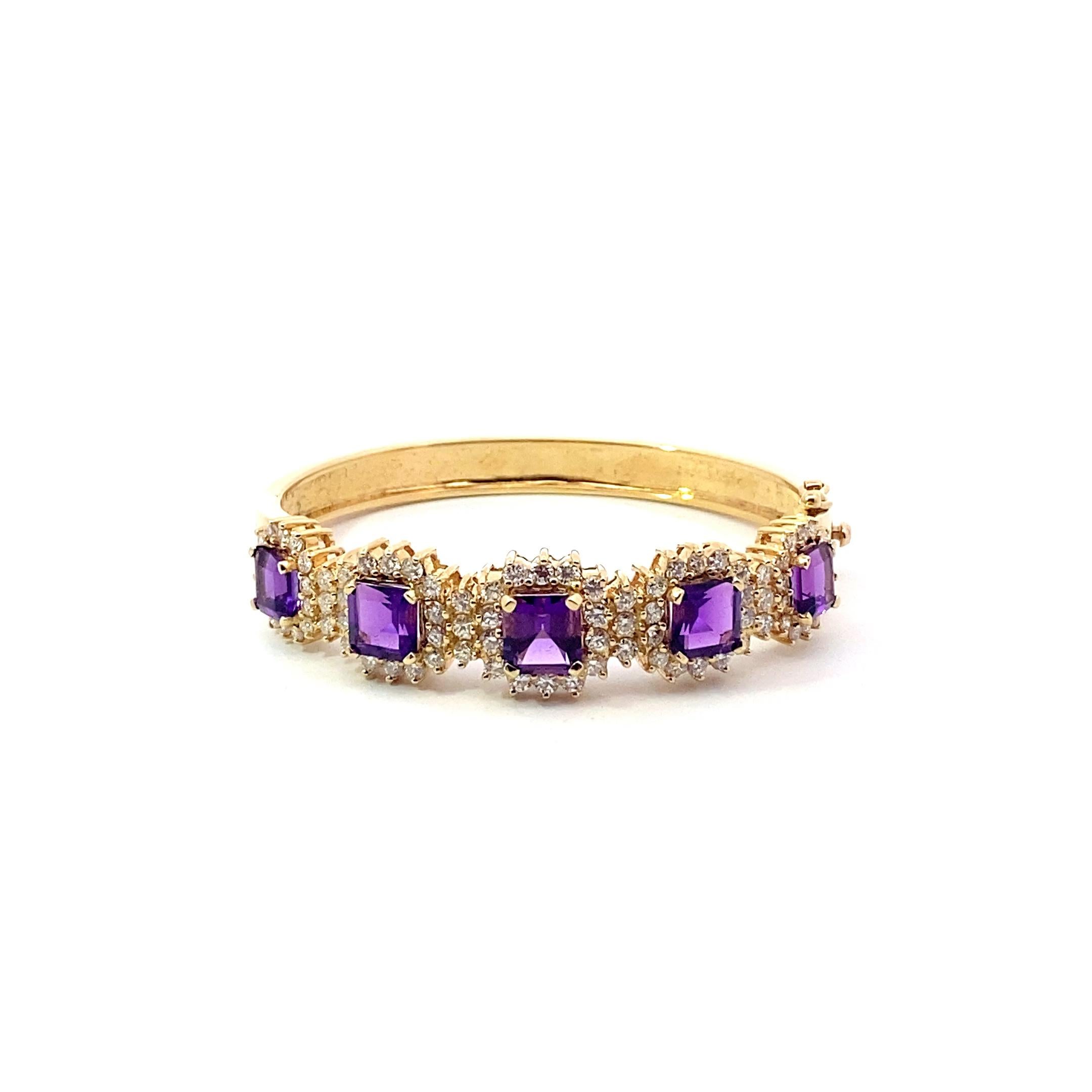 Bracelet d'améthyste en or jaune 14 carats avec un poids total de 4,10 carats de diamants ronds taillés en brillant.

Le bracelet pèse environ 31 grammes, 6 pouces de longueur, il y a 82 diamants ronds naturels de taille brillante, G en couleur, VS