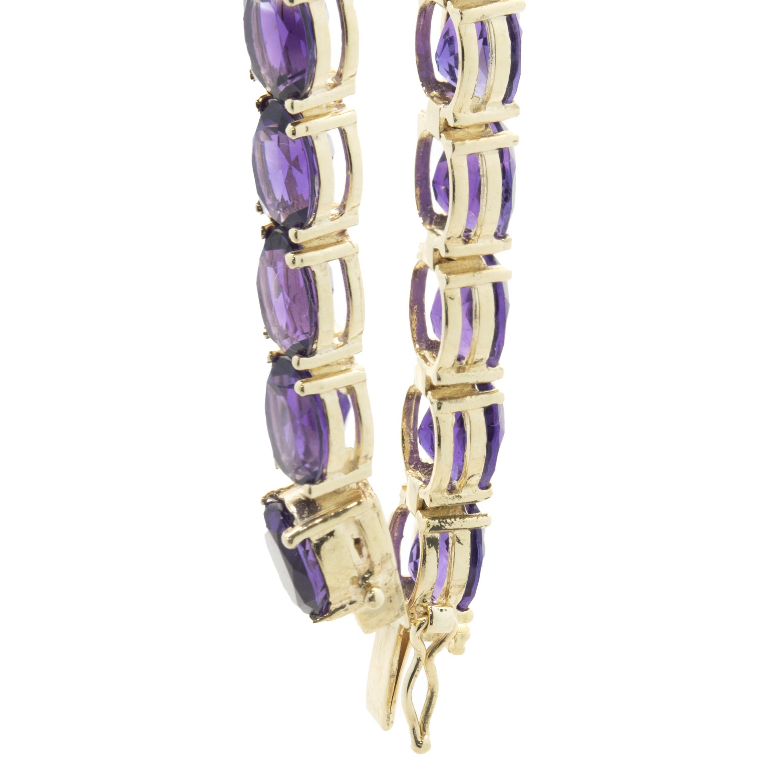 Taille ovale Bracelet en or jaune 14 carats avec incrustation d'améthyste en vente