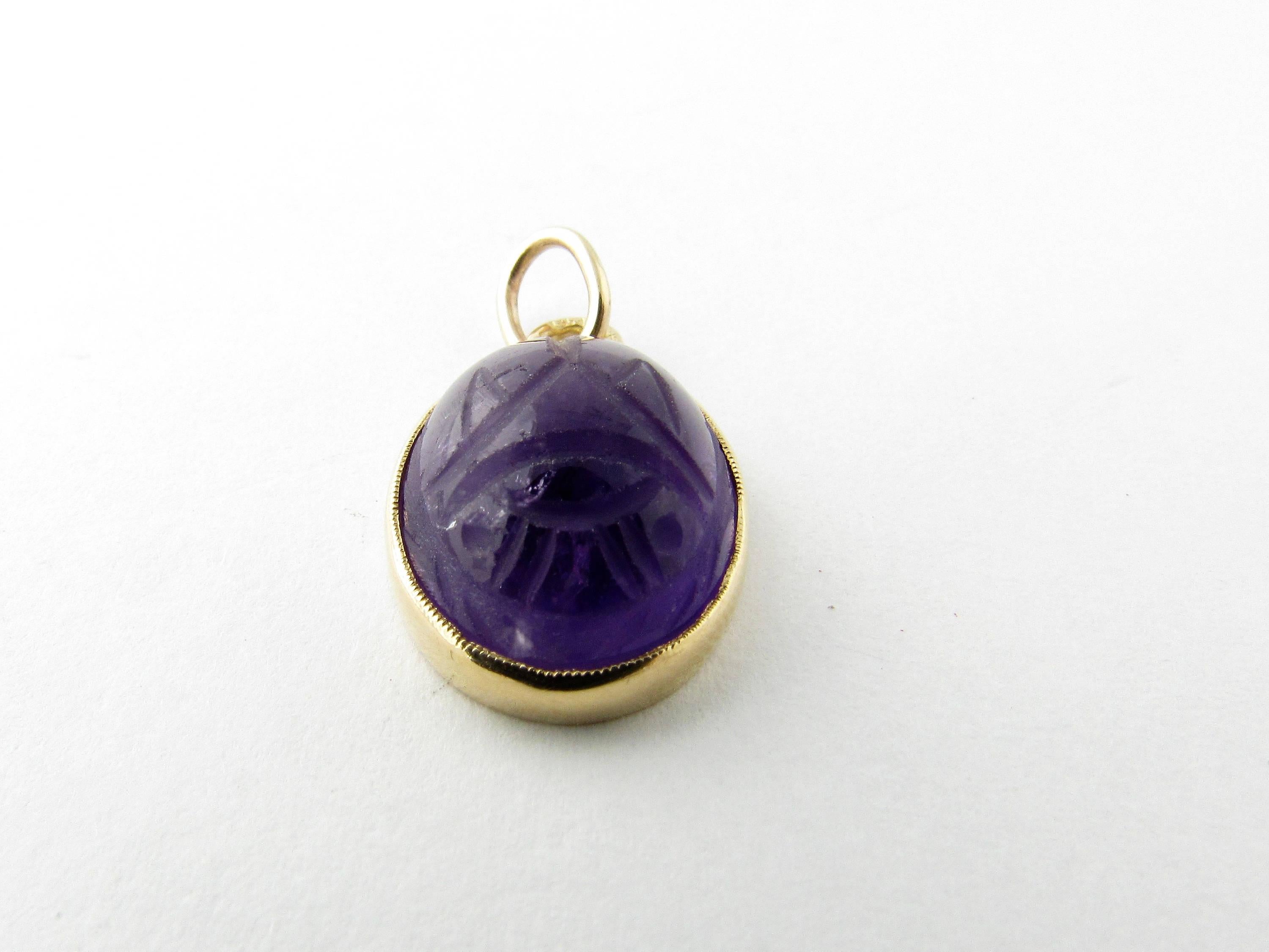 Vintage 14 Karat Yellow Gold Amethyst Scarab Pendant-

This lovely pendant features a scarab carved from genuine amethyst framed in 14K yellow gold.

Size: 20 mm x  13 mm 

Weight: 1.6 dwt. /  2.5 gr. 

Hallmark: 585

Very good condition,