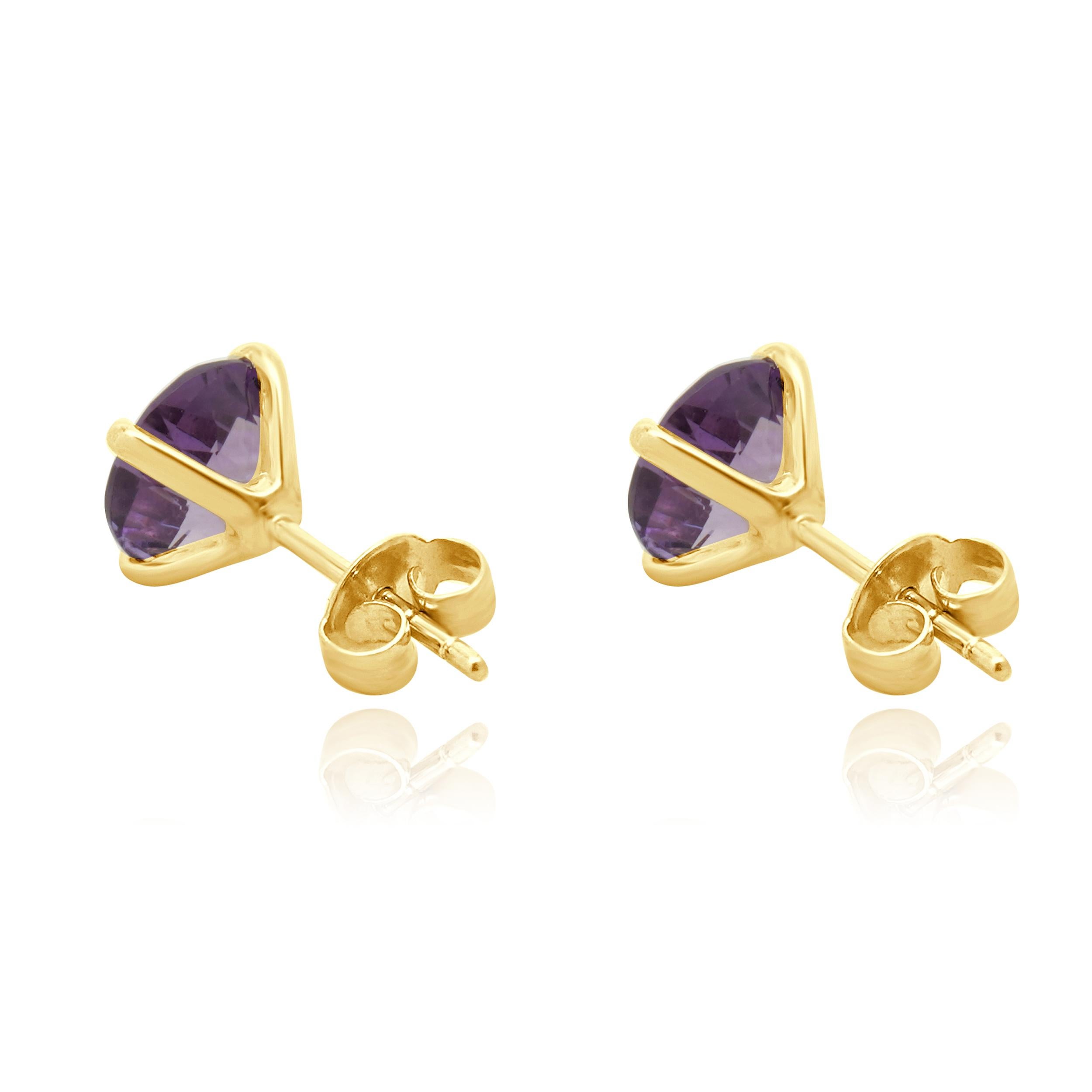 Taglio rotondo 14 Karat Yellow Gold Amethyst Stud Earrings in vendita
