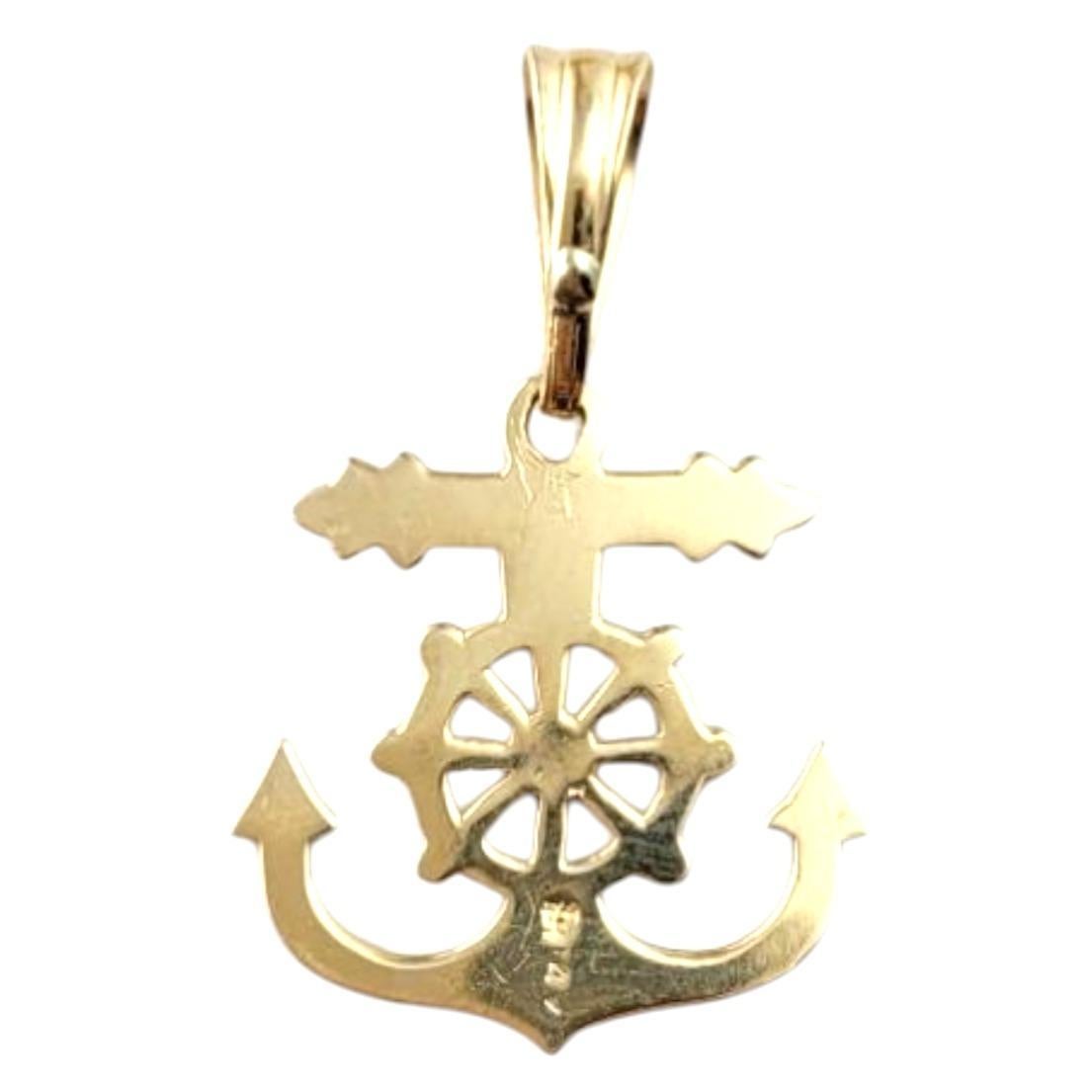 Ciondolo con ancora e ruota di nave in oro giallo 14K.

Questo ciondolo ad ancora in oro giallo 14K presenta un classico e dettagliato disegno di un'ancora che simboleggia speranza, stabilità e forza. La finitura in oro giallo lucido ne esalta il
