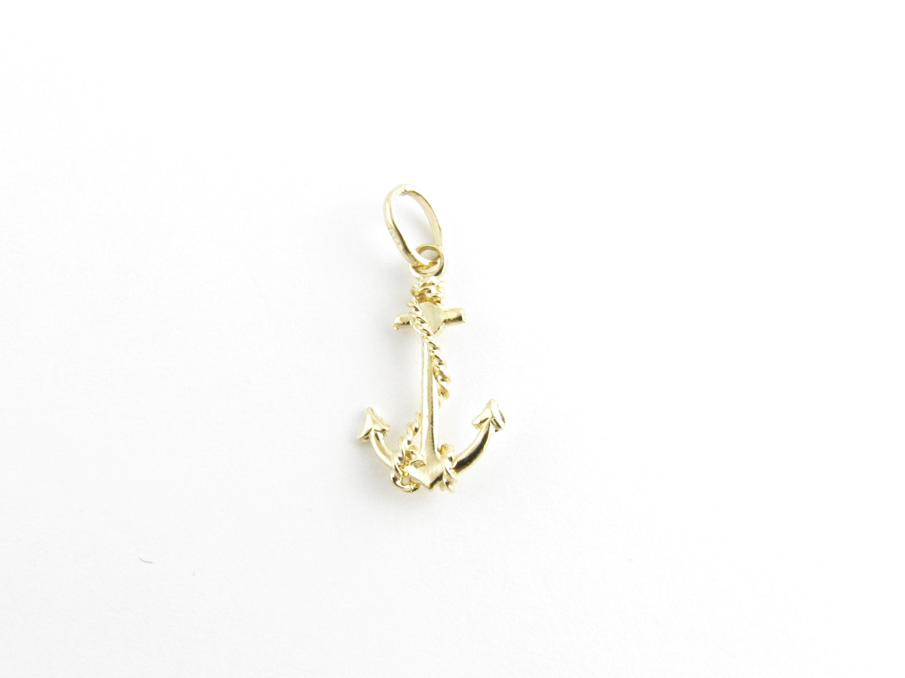Vintage 14 Karat Yellow Gold Anchor Charm-

Anchors aweigh!

This lovely 3D charm features a miniature anchor beautifully detailed in 14K yellow gold.

Size: 19 mm x 11 mm (actual charm)

Weight: 0.5 dwt. / 0.8 gr.

Stamped: 14K

Very good