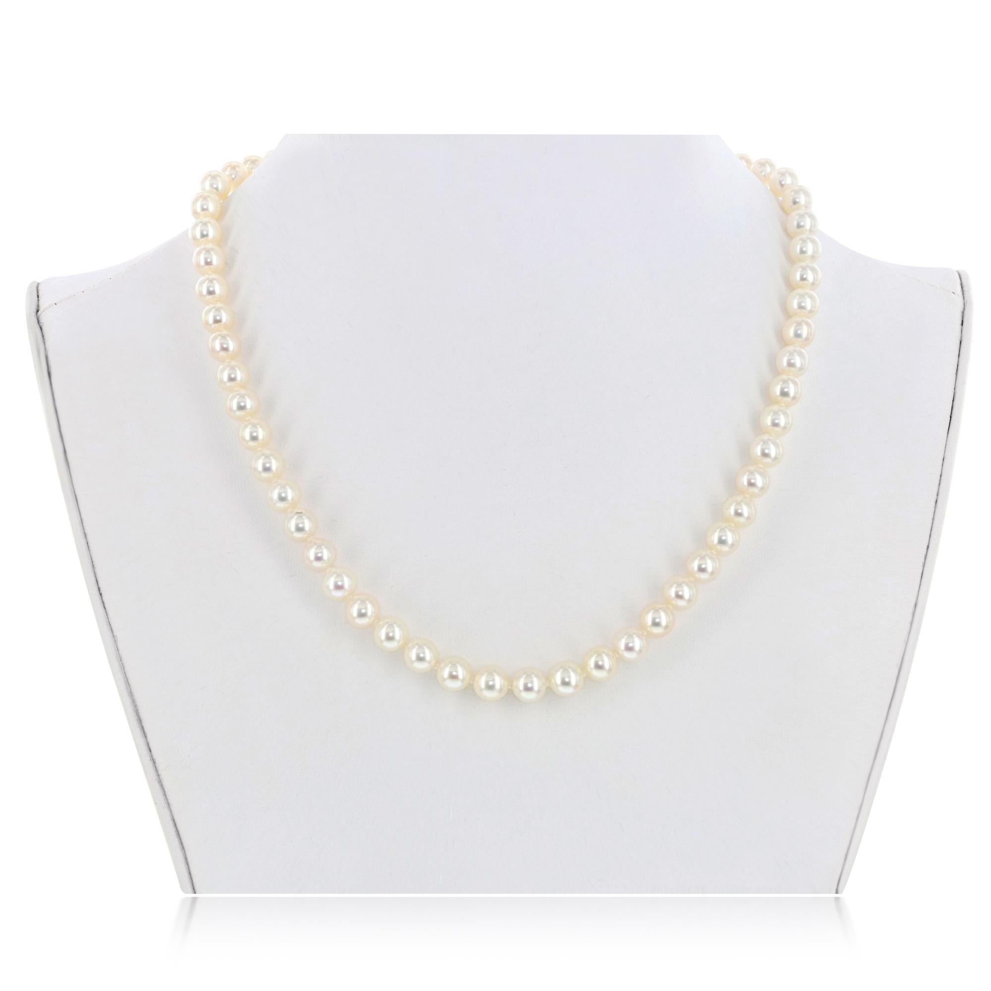 Este clásico collar chino de perlas cultivadas de agua dulce mide entre 7 y 7,5 mm y es el complemento perfecto para cualquier colección de joyas. 
El collar mide 45 cm y tiene un cierre de filigrana de oro amarillo de 14 quilates.

Las perlas son