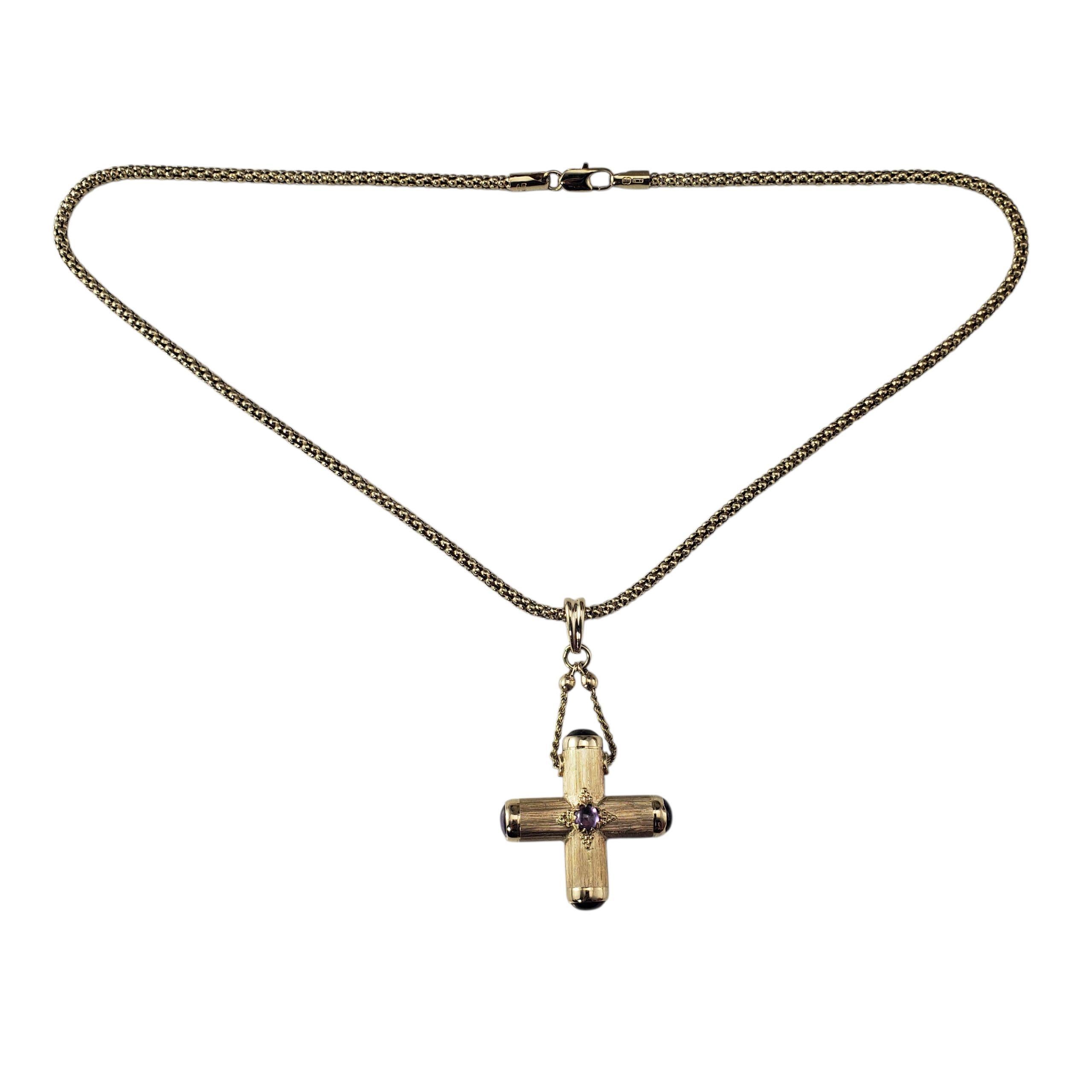 Collana con ciondolo a forma di croce in oro giallo 14K e ametista

Questo sorprendente ciondolo a forma di croce è realizzato in oro giallo 14 carati con una texture splendidamente dettagliata. Ogni braccio della croce è sormontato da un'ametista