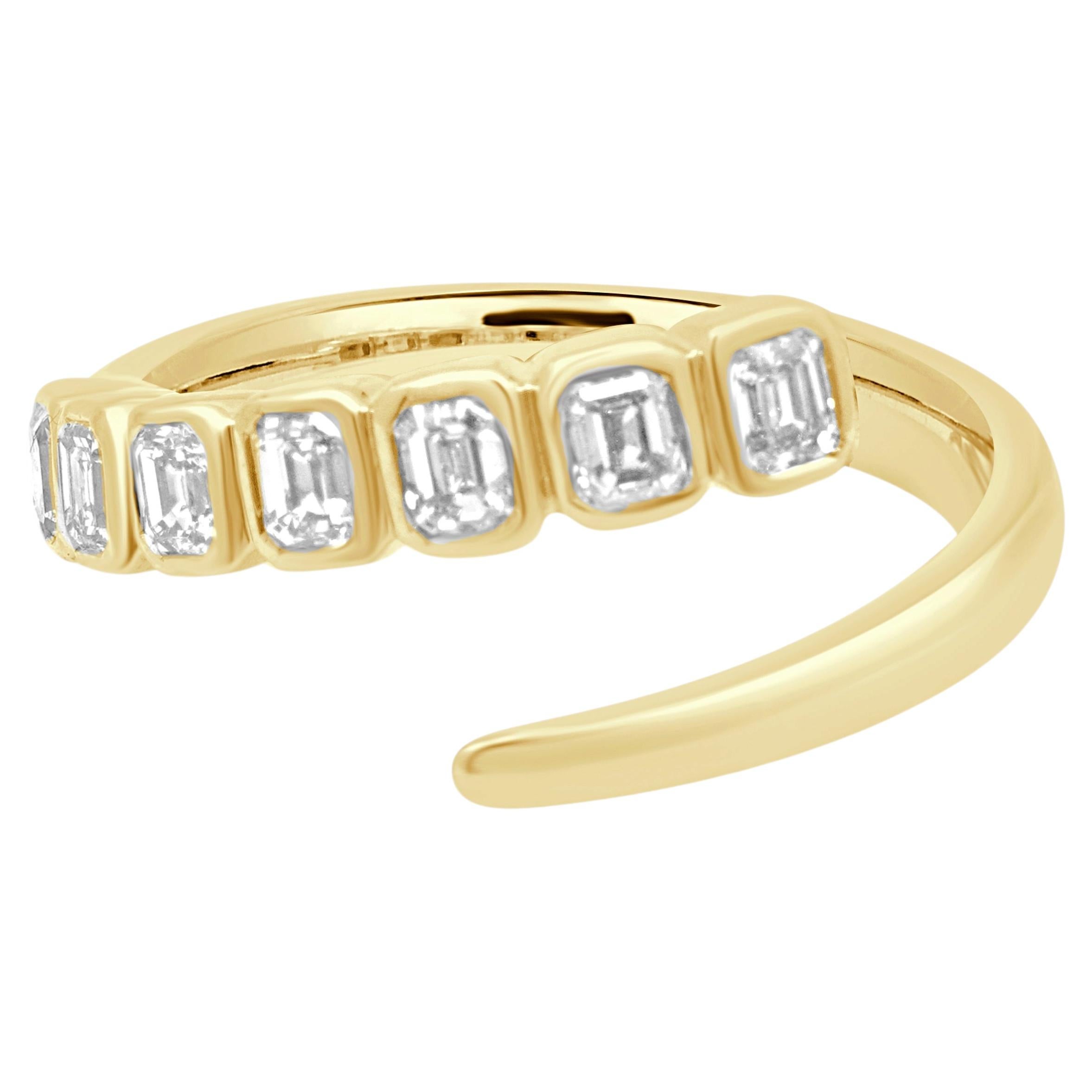 14 Karat Gelbgold und Diamantring mit Smaragdschliff in Lünette im Angebot
