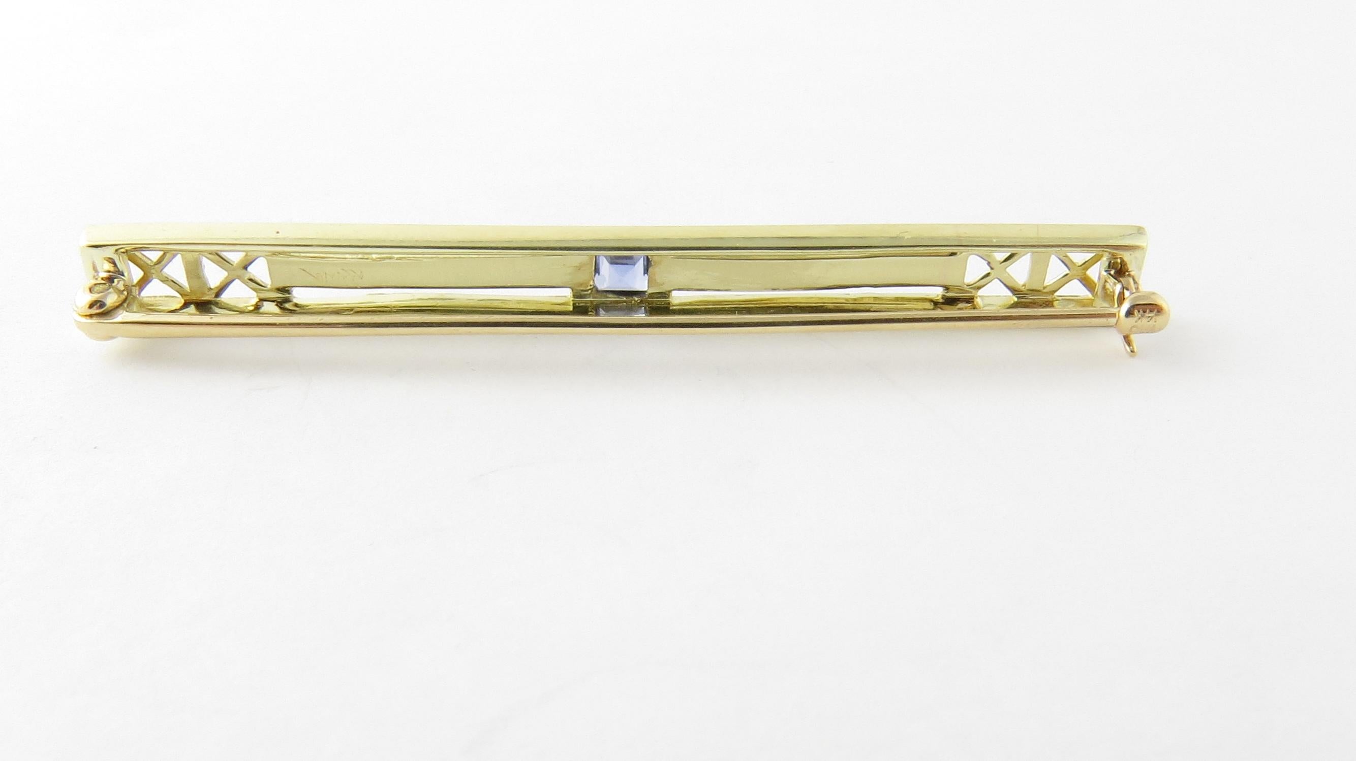 Vintage 14 Karat Yellow Gold and Blue Topaz Pin/Brooch.

This lovely bar pin features one square blue topaz (4 mm) set in beautifully detailed 14K yellow gold.

Size: 52 mm x 5 mm

Weight: 2.4 dwt. / 3.8 gr.

Stamped: 14K WAB

Very good condition,