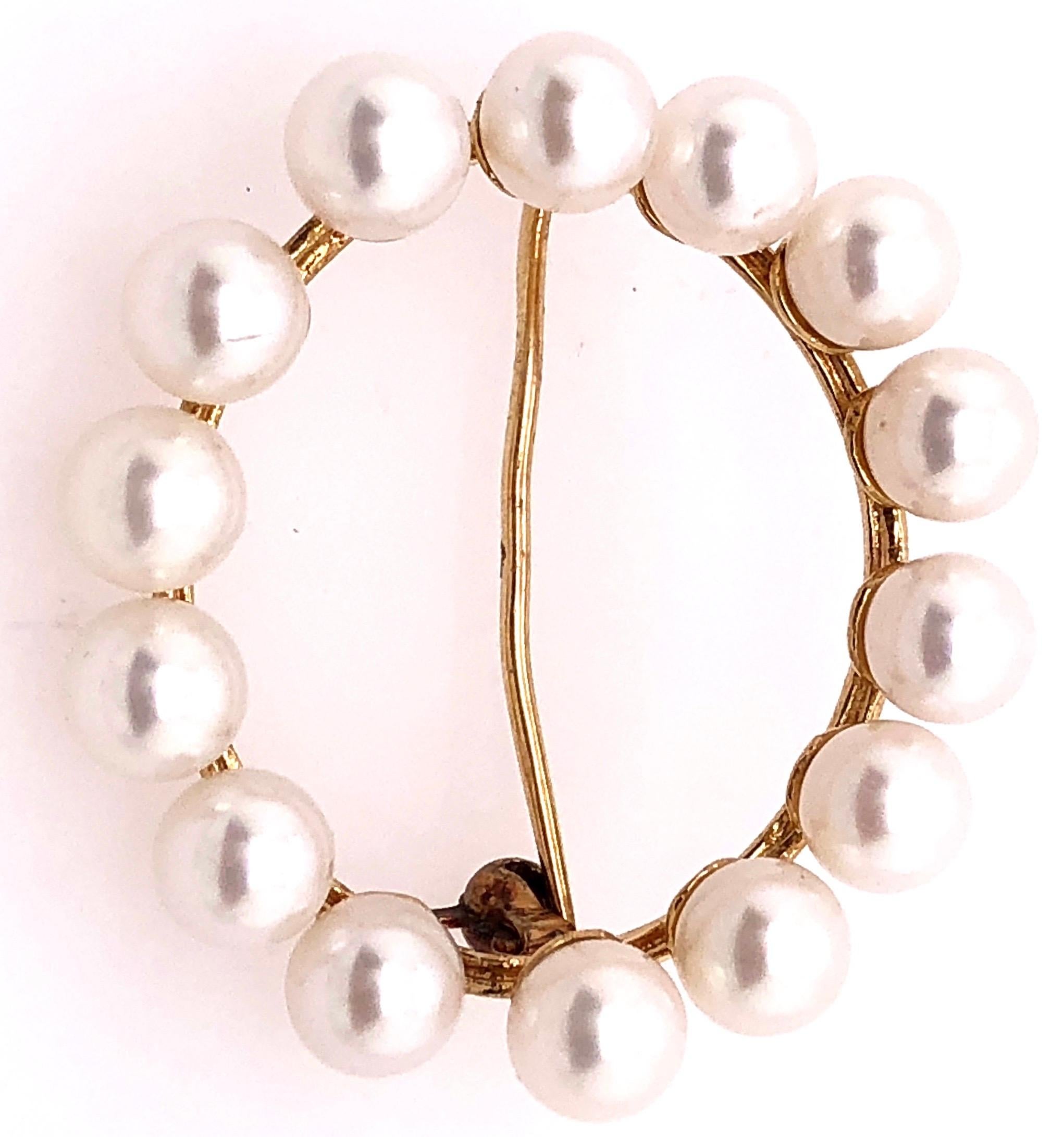 14 Karat Yellow Gold and Cultured Pearl Circle / Eternity Brooch In Good Condition For Sale In Stamford, CT