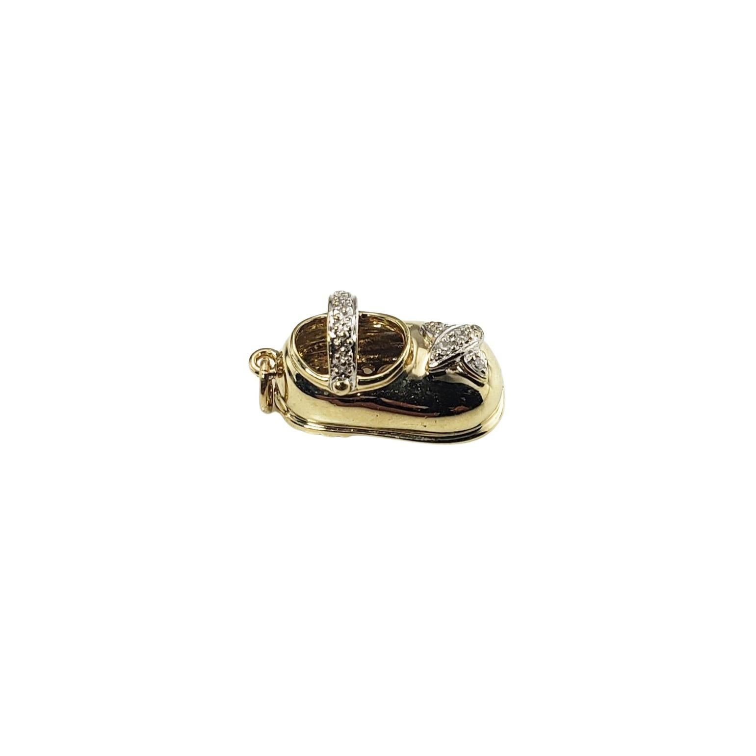 Feiern Sie die ersten Schritte Ihres Babys! Dieser reizende 3D-Charme verfügt über fünf runde Diamanten im Brillantschliff, die in wunderschön detailliertes 14-karätiges Gelbgold gefasst sind.

Ungefähres Gesamtgewicht der Diamanten: 03