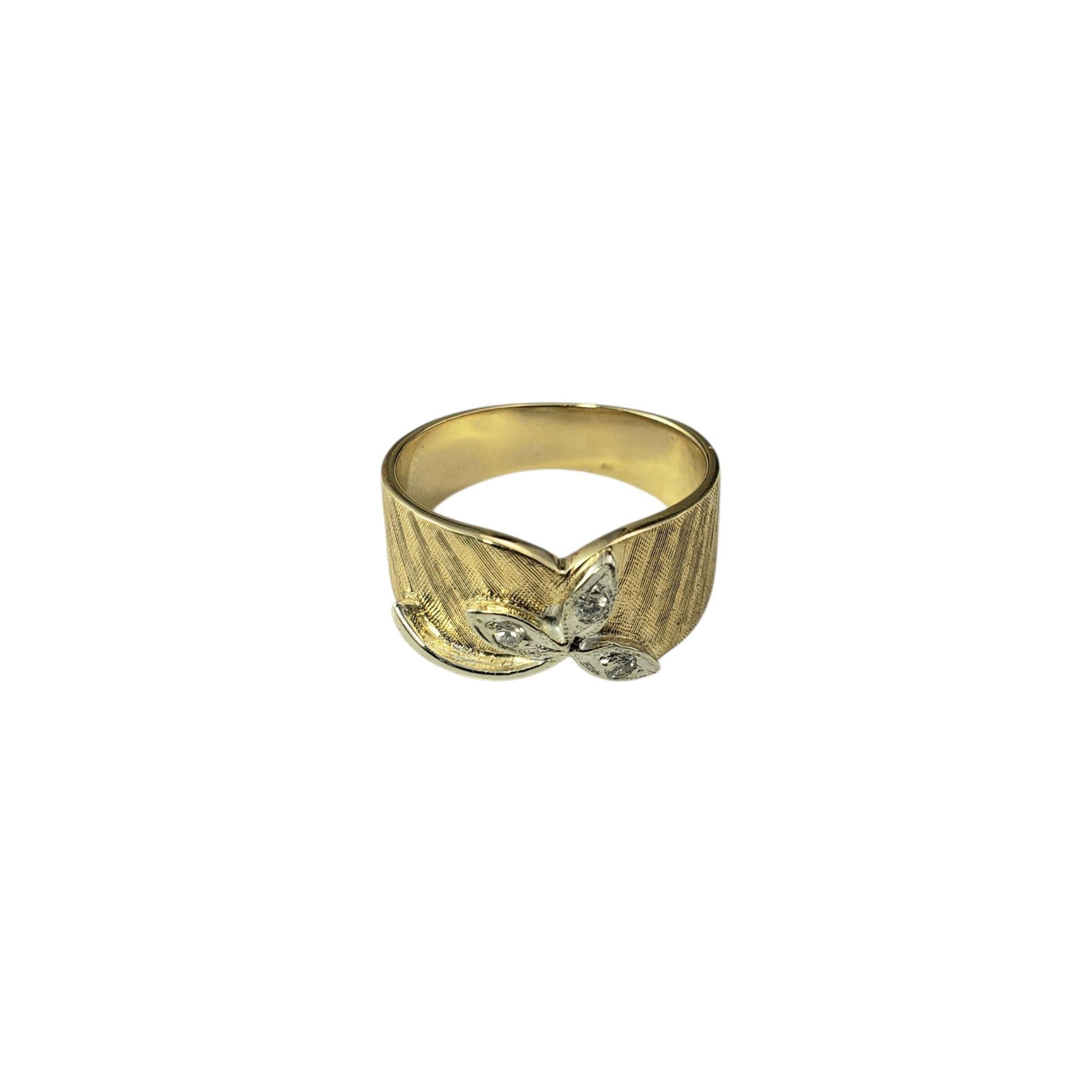 14 Karat Yellow Gold and Diamond Band Ring Size 7

This timeless 14K yellow gold band features a textured finish that highlights a delicate leaf motif adorned with three round brilliant cut diamonds. 

Width: 9 mm.
Shank: 4 mm.

Approximate total