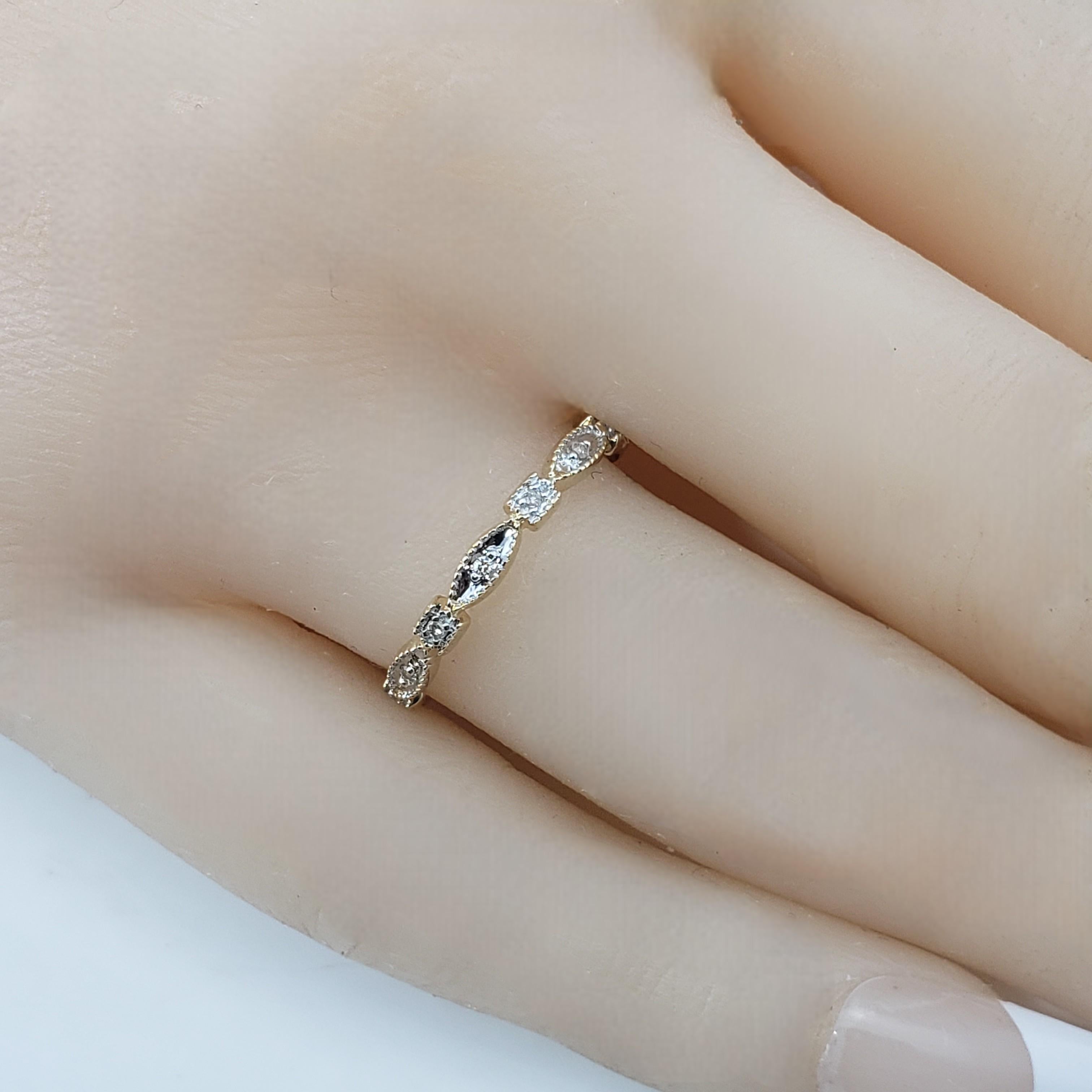 Anello a fascia in oro giallo 14 carati e diamanti misura 7

Delicato e dettagliato, questo anello in oro giallo 14K presenta sette diamanti rotondi a taglio singolo incastonati in cornici alternate a forma di marquise con sottili bordi in milgrain,