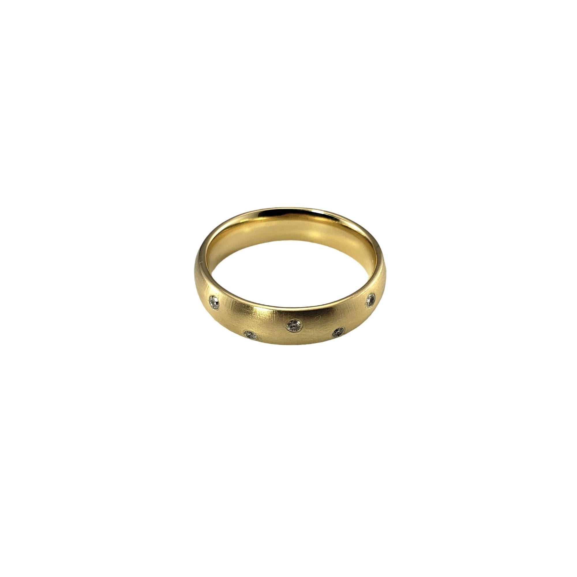 Anello a fascia in oro giallo 14 carati e diamanti misura 9

Questo elegante bracciale è caratterizzato da cinque diamanti rotondi taglio brillante incastonati in uno splendido oro giallo 14K.

Larghezza: 5 mm.

Peso totale approssimativo del