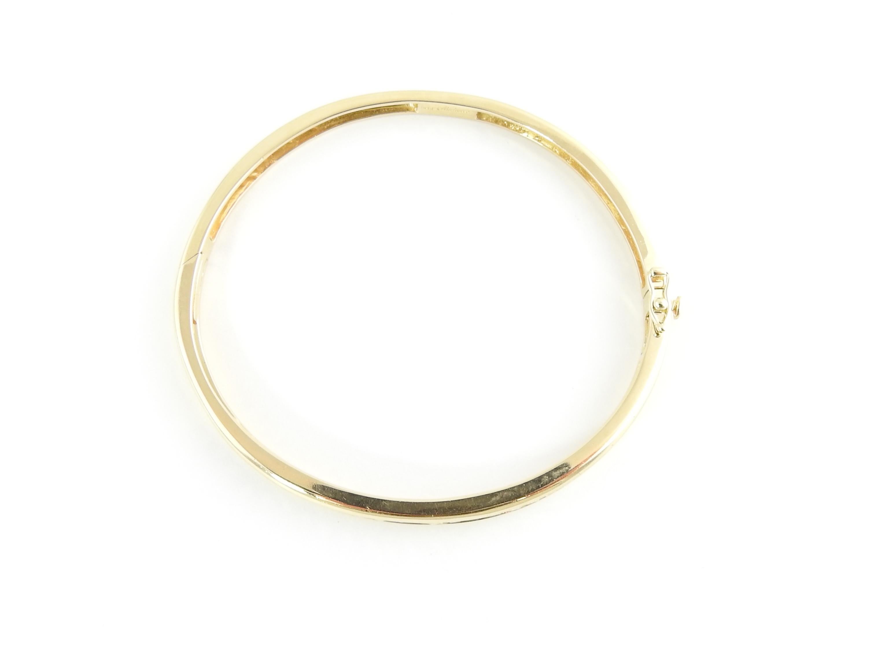 14 Karat Yellow Gold and Diamond Bangle Bracelet

This sparkling hinged bangle bracelet features 25 round brilliant cut diamonds set in classic 14K yellow gold.
Width: 5 mm.

Approximate total diamond weight: 1 ct.

Diamond color: G

Diamond