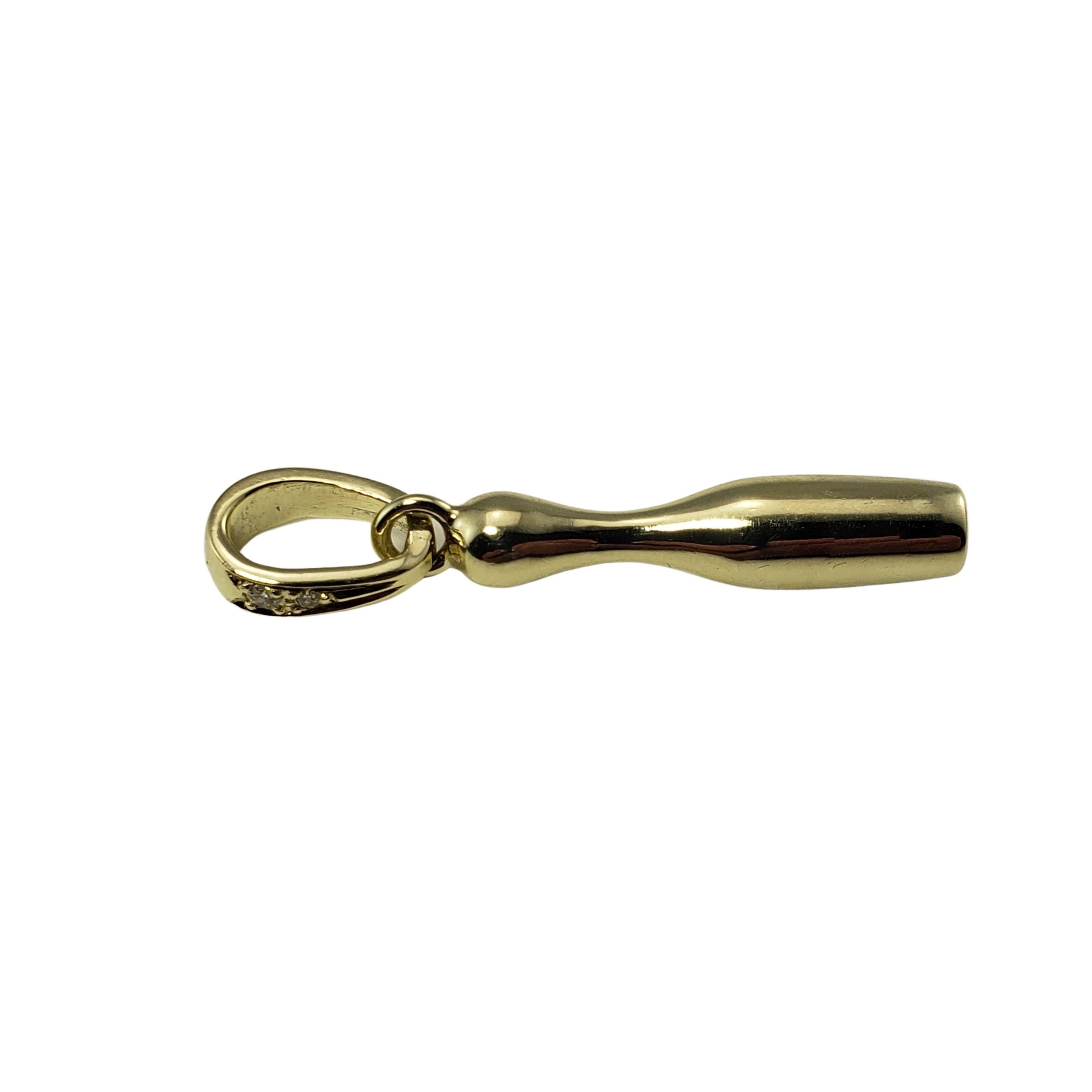Charm a forma di birillo da bowling in oro giallo 14 carati e diamanti...

Sciopero!

Questo grazioso ciondolo presenta un birillo da bowling splendidamente dettagliato e impreziosito da due diamanti rotondi taglio brillante.  Realizzato in oro