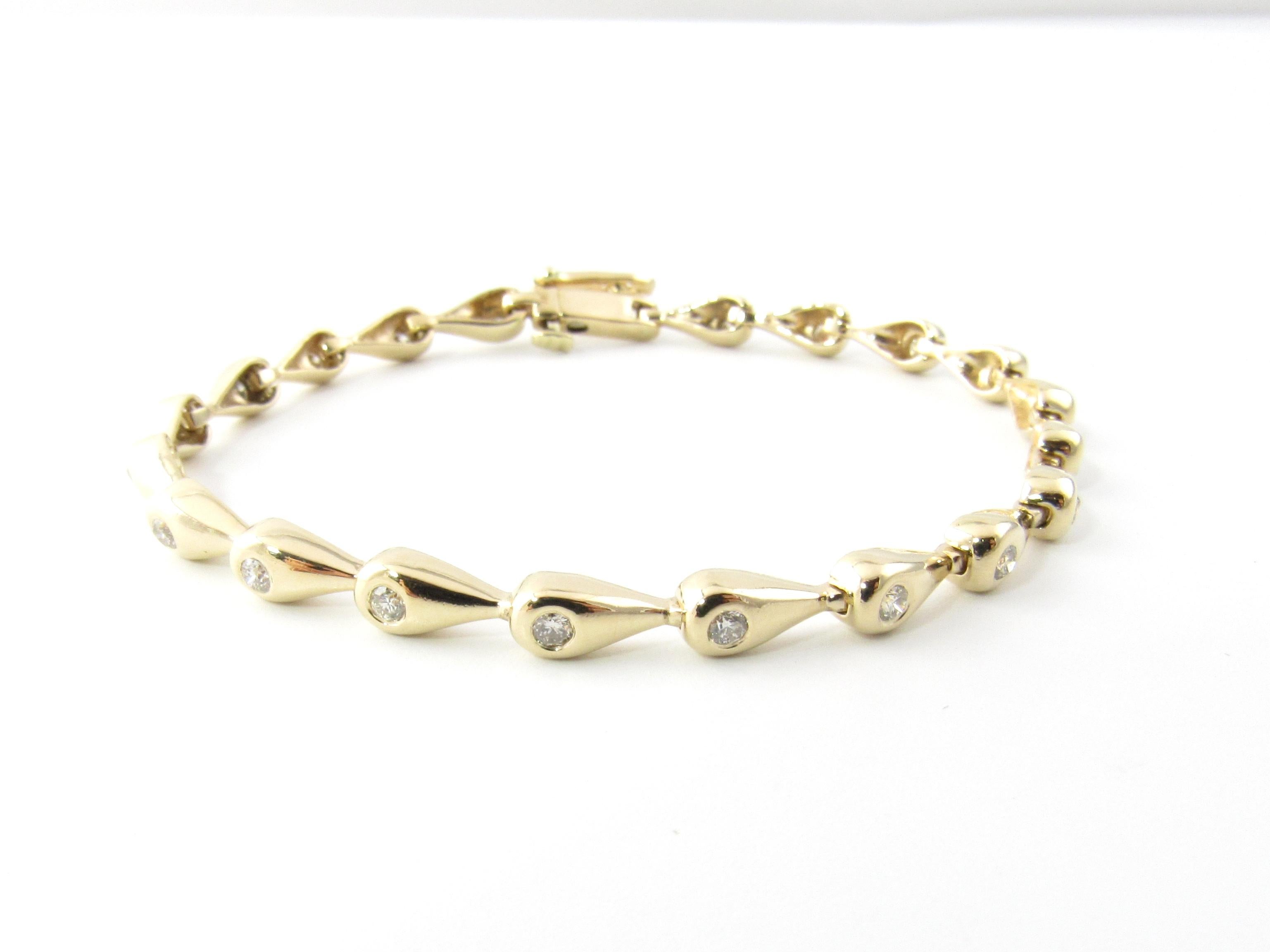 Vintage 14 Karat Yellow Gold and Diamond Bracelet

This sparkling bracelet features 20 round brilliant cut diamonds set in beautifully detailed 14K yellow gold. Width: 4 mm. Safety closure.

Approximate total diamond weight: .80 ct.

Diamond color: