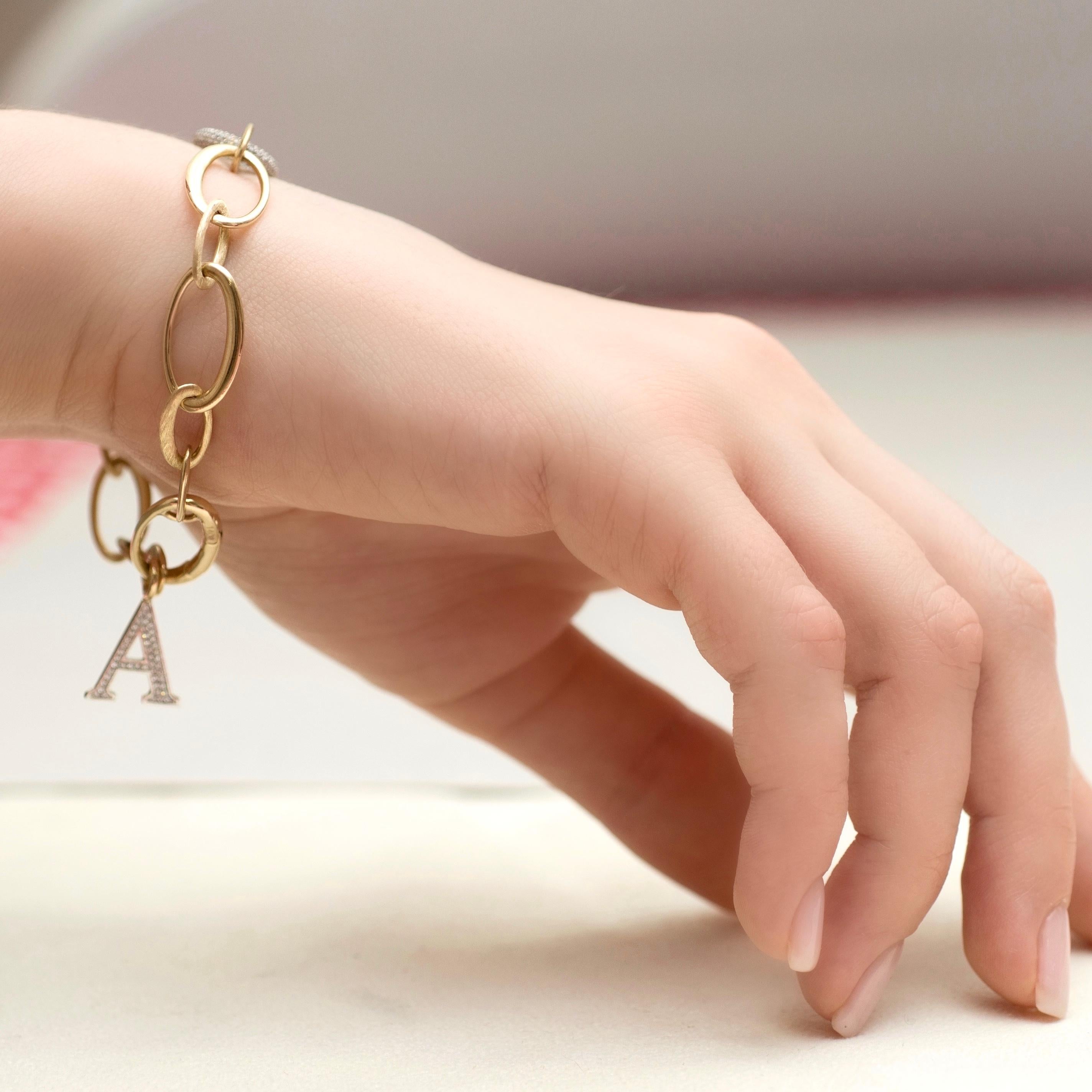 Round Cut 14 Karat Yellow Gold and Diamond Bracelet For Sale
