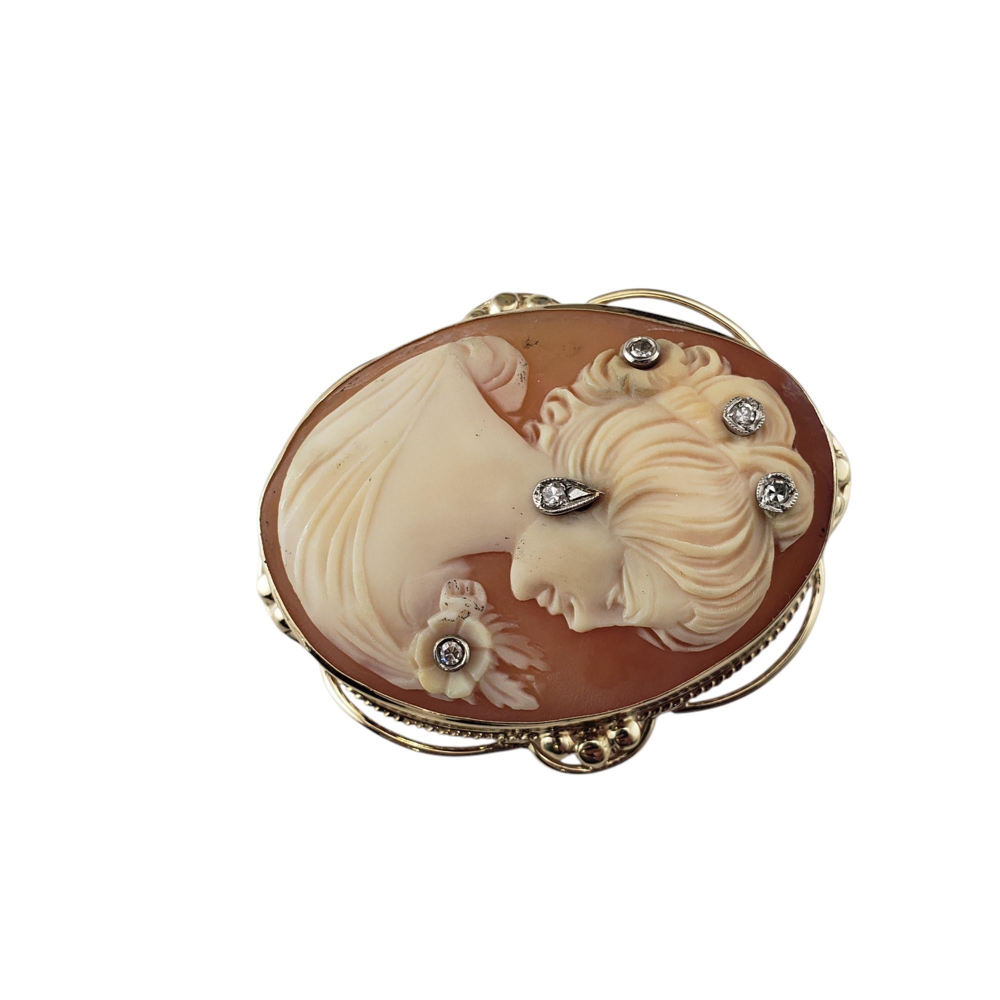 Pendentif Camée/Broche en or jaune 14 carats et diamants

Ce superbe camée représente une jolie dame de profil, sertie dans de l'or jaune 14K magnifiquement détaillé. Accentué par cinq diamants ronds de taille unique, ajoutant une touche d'éclat.
