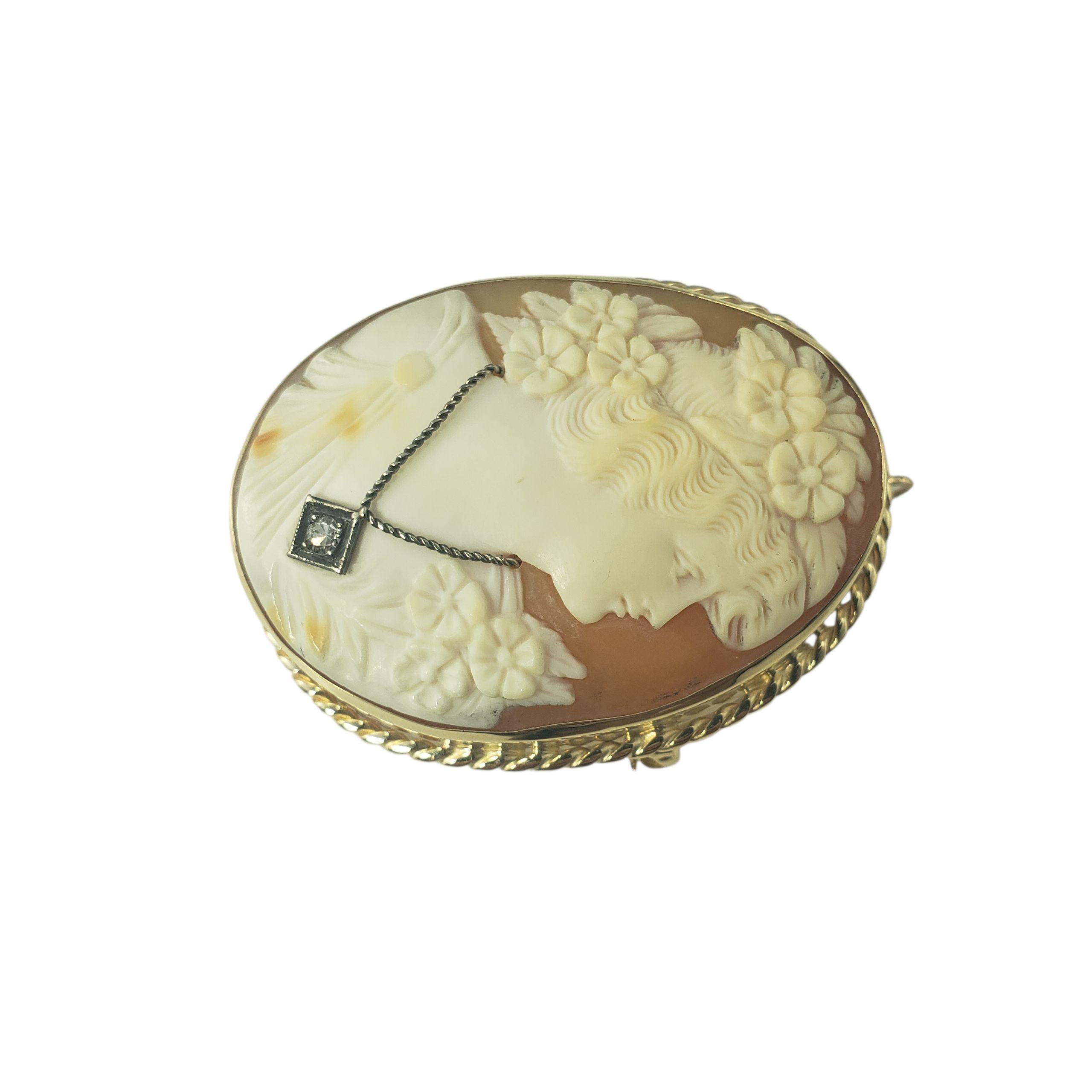 Spilla/pendente con cammeo in oro giallo 14K e diamanti.

Questo splendido cammeo raffigura un'adorabile signora adornata di fiori e incastonata in una cornice d'oro giallo 14 carati. Una collana delicata con un diamante rotondo a taglio singolo