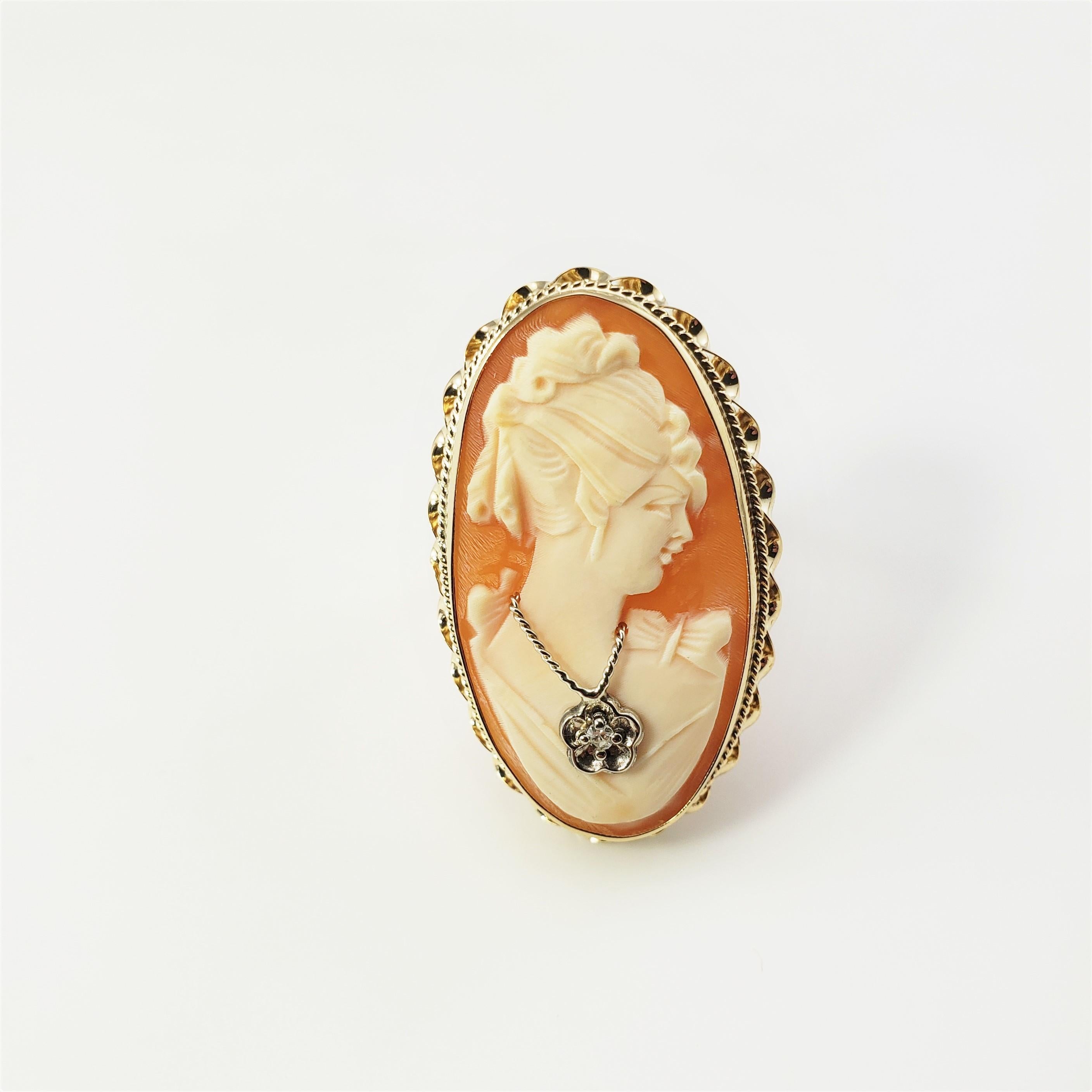 bague camée en or jaune 14 carats et diamants Taille 8.75-

Cette ravissante bague camée représente une jolie femme de profil, accentuée par un diamant rond taillé en une seule fois et sertie dans de l'or jaune classique 14K. Le haut de l'anneau