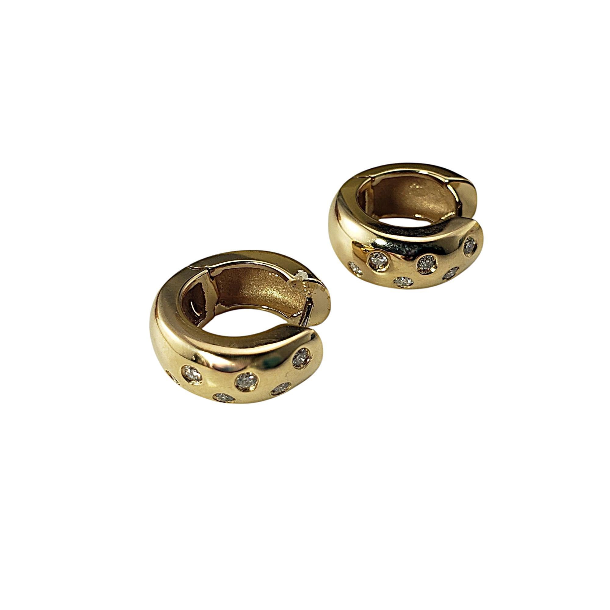 Orecchini a cerchio con diamanti e oro giallo 14 carati - Orecchini a cerchio con diamante.

Questi audaci orecchini a cerchio in oro giallo 14K sono realizzati in ricco oro giallo 14K e presentano sei diamanti rotondi taglio brillante per una