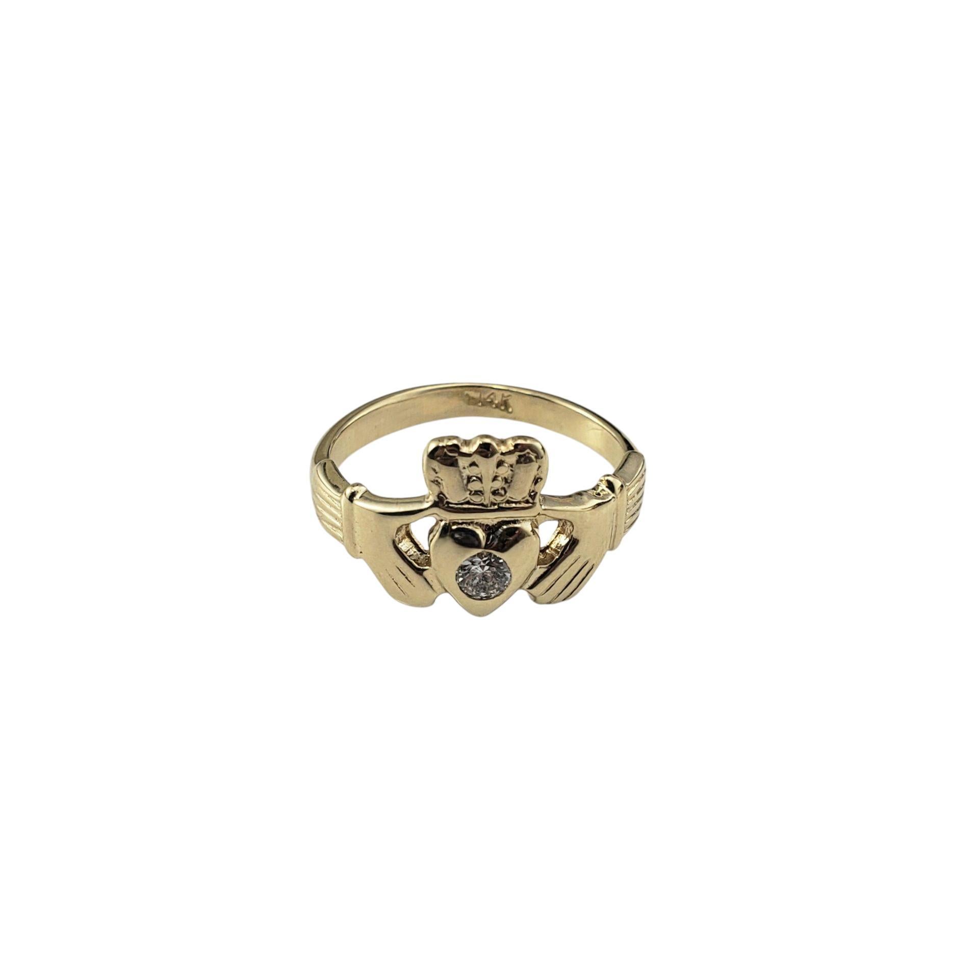 Anello Claddagh in oro giallo 14 carati e diamanti misura 5,75

Emblema senza tempo di amore, fedeltà e amicizia, questo classico anello Brilliante è realizzato in oro giallo 14 carati e presenta un diamante rotondo taglio brillante incastonato nel