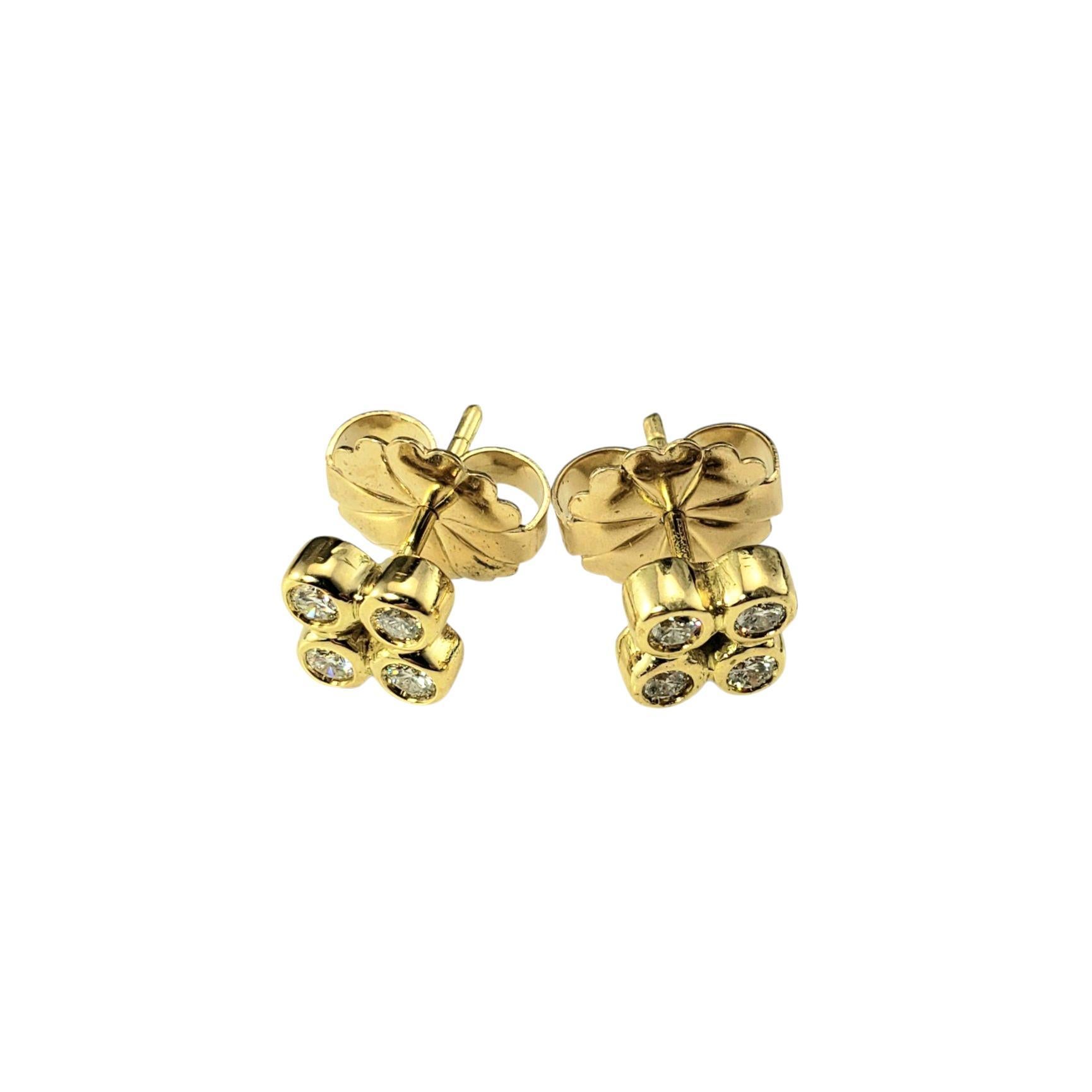 Boucles d'oreilles en or jaune 14 carats et diamants en grappe

Ces boucles d'oreilles étincelantes comportent chacune quatre diamants ronds de taille brillante sertis dans un or jaune 14 carats classique. Fermetures à l'arrière.

Poids approximatif