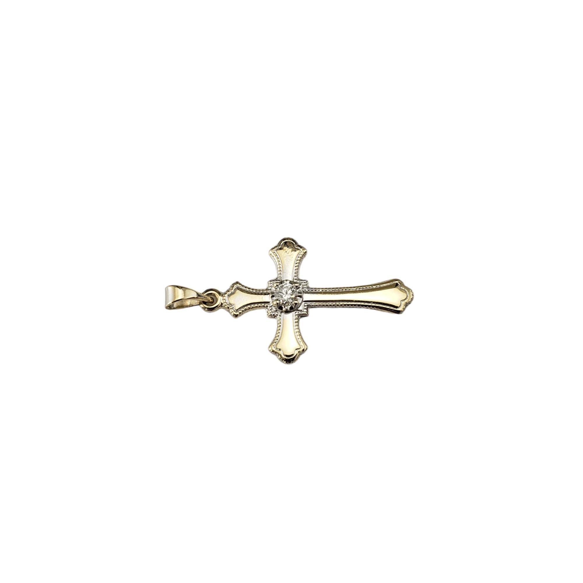 Taille brillant Pendentif croix en or jaune 14 carats et diamant n° 16886 en vente
