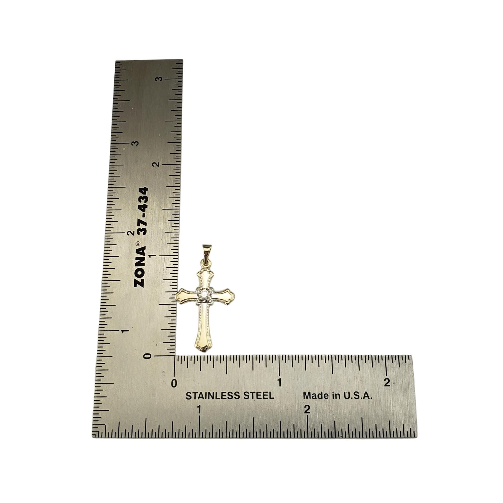 Pendentif croix en or jaune 14 carats et diamant n° 16886 Pour femmes en vente