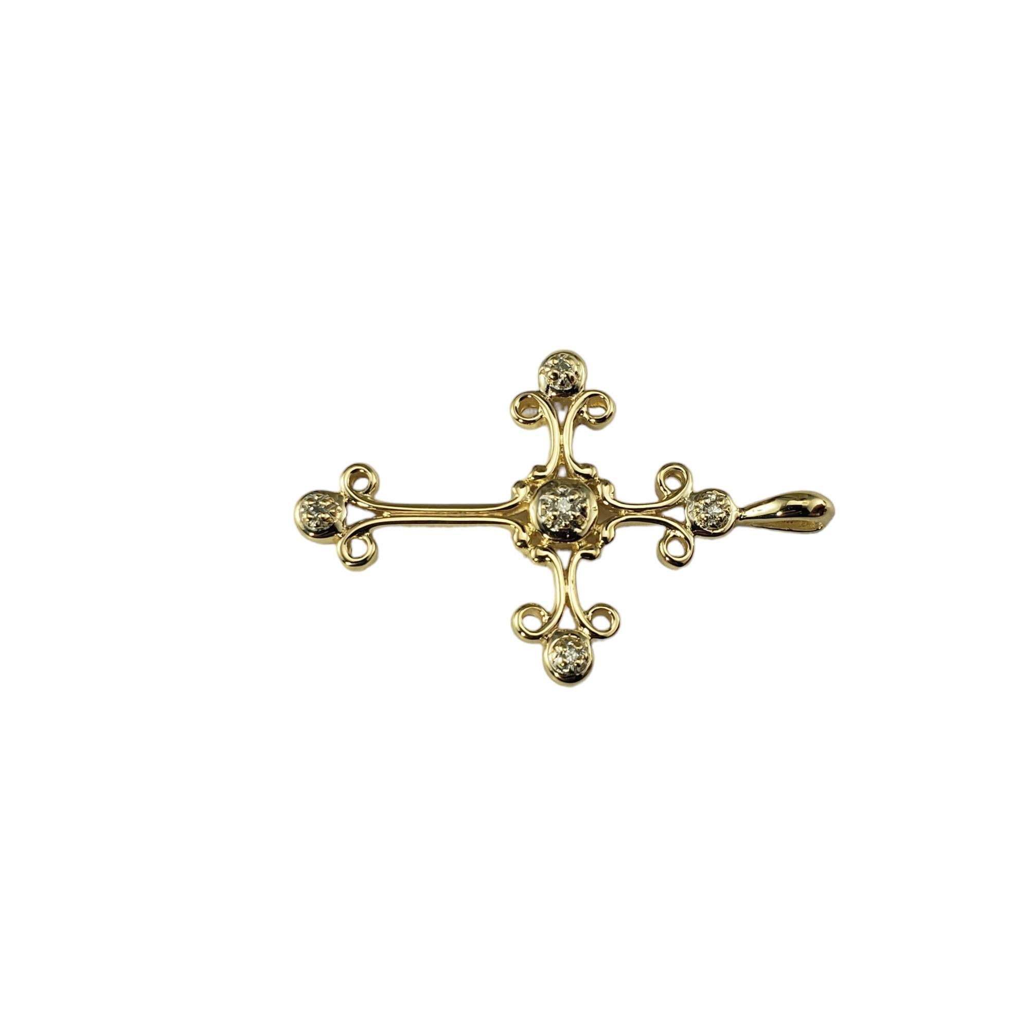 14 Karat Gelbgold und Diamant-Kreuz-Anhänger

Dieser elegante Kreuzanhänger verfügt über fünf runde Diamanten im Einzelschliff, die in wunderschön detailliertes 14-karätiges Gelbgold gefasst sind.

Ungefähres Gesamtgewicht der Diamanten: 05