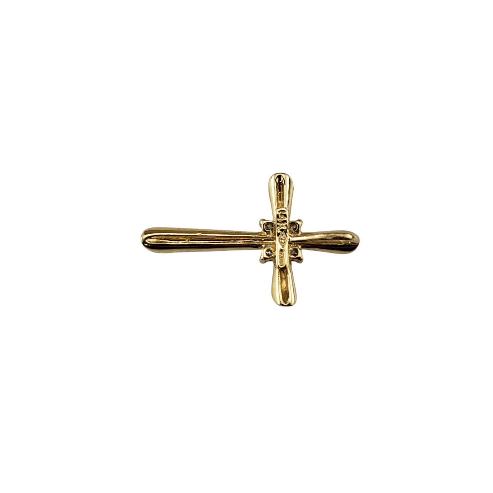 Ciondolo a forma di croce in oro giallo 14 carati e diamanti.

Questo delizioso pendente a forma di croce presenta quattro diamanti rotondi taglio brillante incastonati nel classico oro giallo 14K.

Peso totale approssimativo del diamante: .03