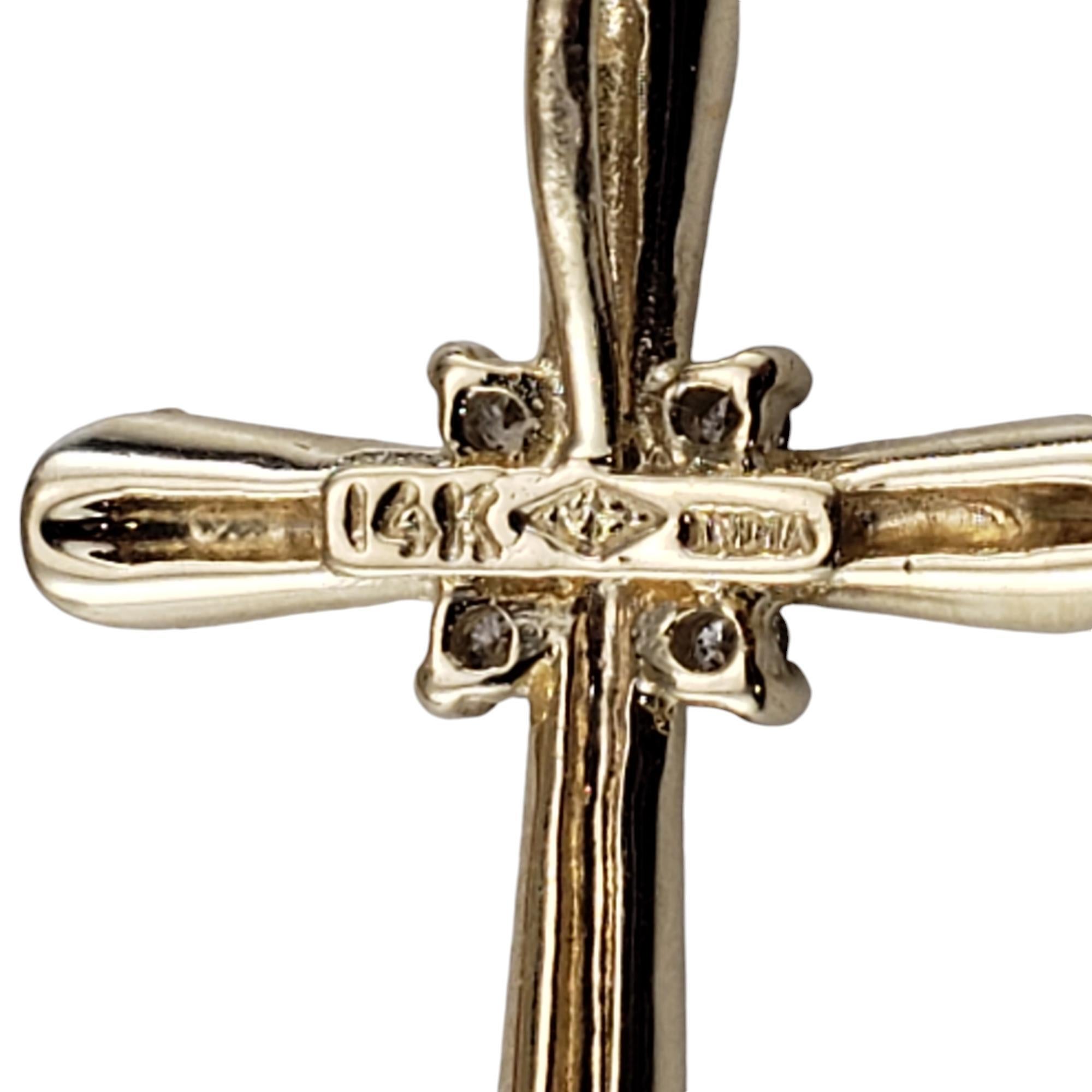 Donna Ciondolo a croce in oro giallo 14 carati e diamanti #18956 in vendita