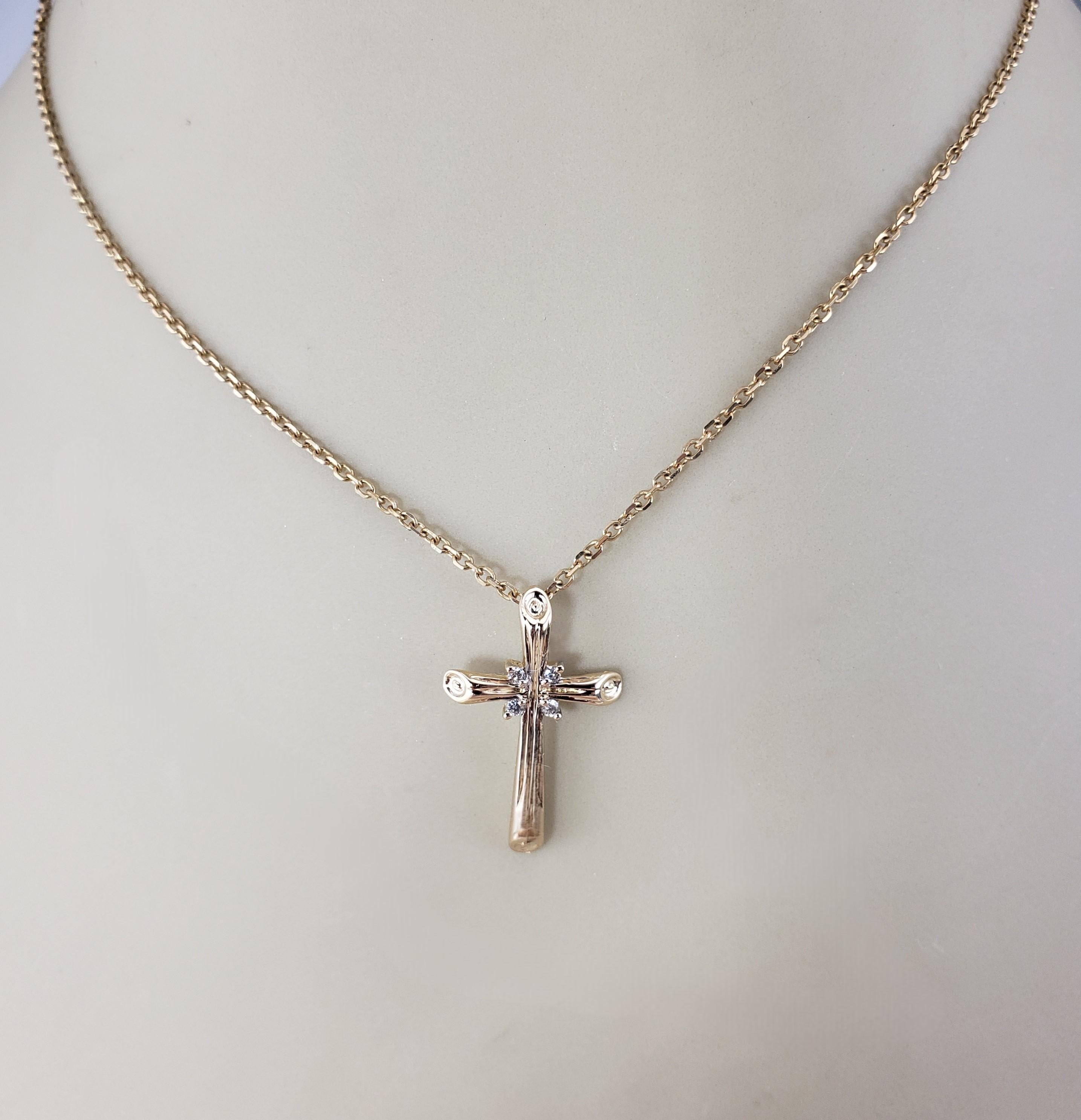 Ciondolo a croce in oro giallo 14 carati e diamanti #18956 in vendita 2