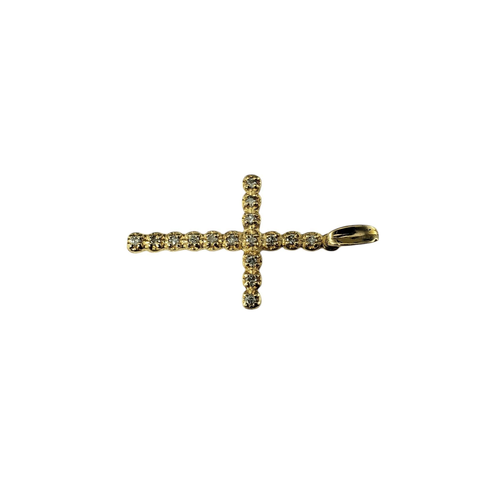 Ciondolo a forma di croce in oro giallo 14 carati e diamanti.

Questo scintillante pendente a croce presenta 15 diamanti rotondi a taglio singolo e brillante incastonati nel classico oro giallo 14K.

Peso totale approssimativo del diamante: .16