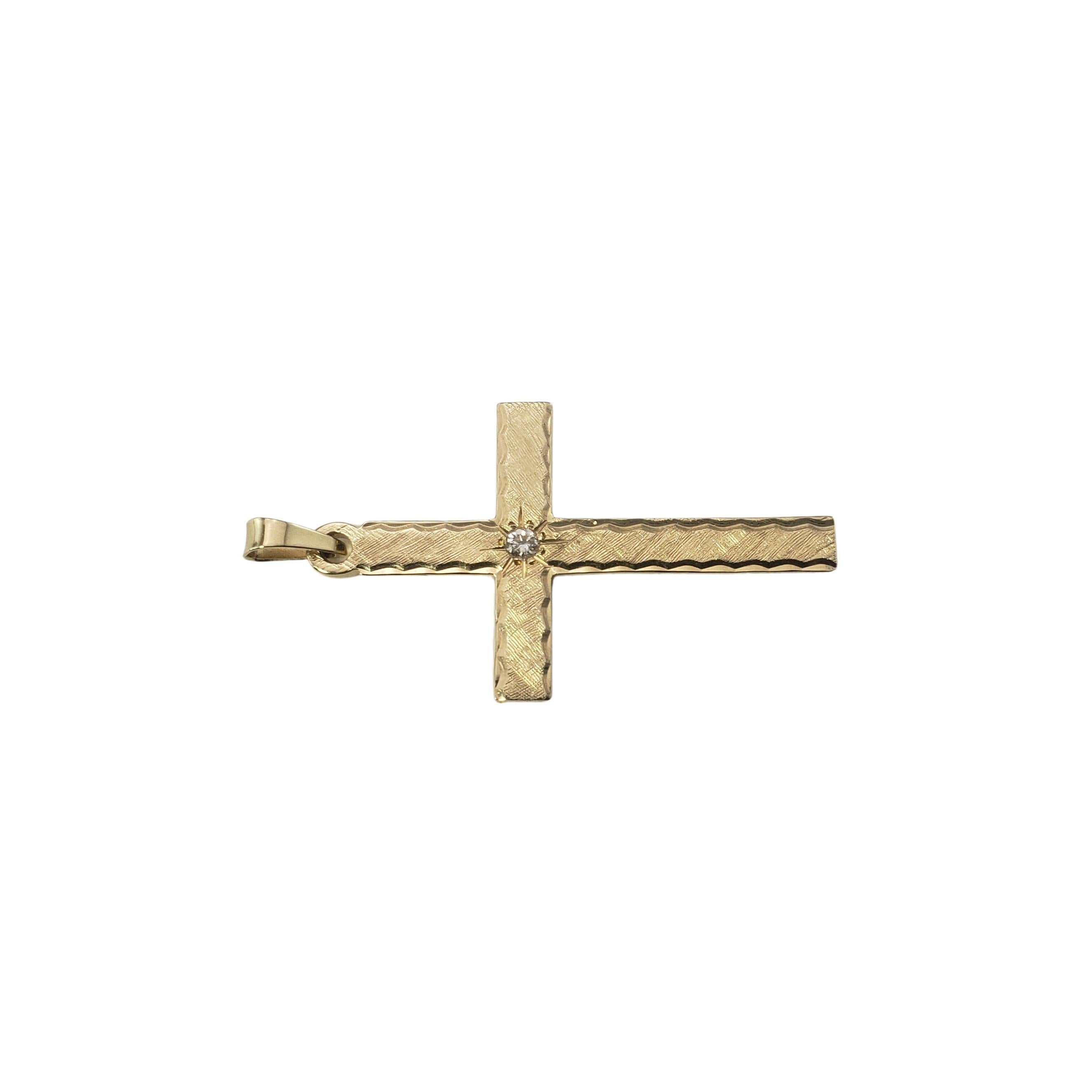 14 Karat Yellow Gold and Diamond Cross Pendant-

This lovely cross pendant features one round brilliant cut diamond set in classic 14K yellow gold.  

*Chain not included.

Approximate total diamond weight:  .02 ct.

Diamond color: H

Diamond