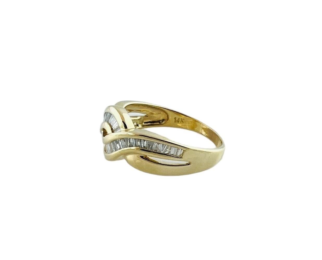 Dieser funkelnde Ring besteht aus 42 Baguette-Diamanten, die in wunderschönes 14-karätiges Gelbgold gefasst sind. 

 Breite: 10 mm.  Schaft: 2 mm.

Ungefähres Gesamtgewicht der Diamanten:  .60 ct.

Farbe des Diamanten:  I

Reinheit des Diamanten: 