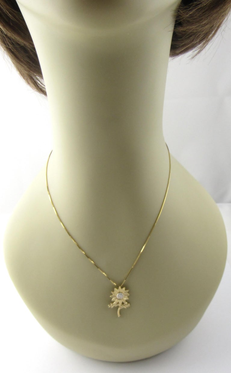 14 Karat Yellow Gold and Diamond Daisy Pendant For Sale at 1stDibs