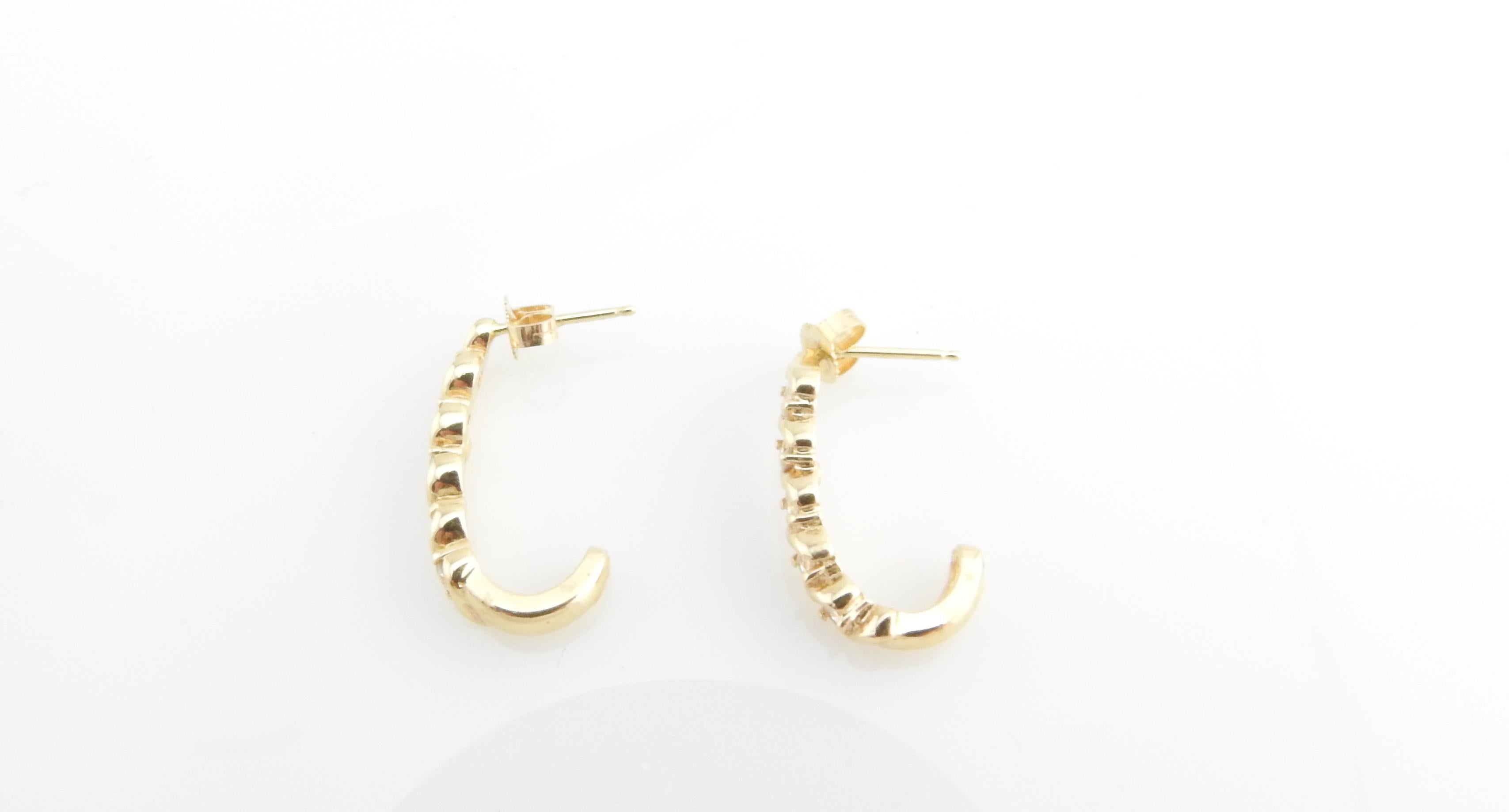 Boucles d'oreilles vintage en or jaune 14 carats et diamants

Ces boucles d'oreilles étincelantes présentent chacune 25 diamants ronds de taille brillante sertis dans de l'or jaune 14K classique. Fermetures à l'arrière.

Poids total approximatif des