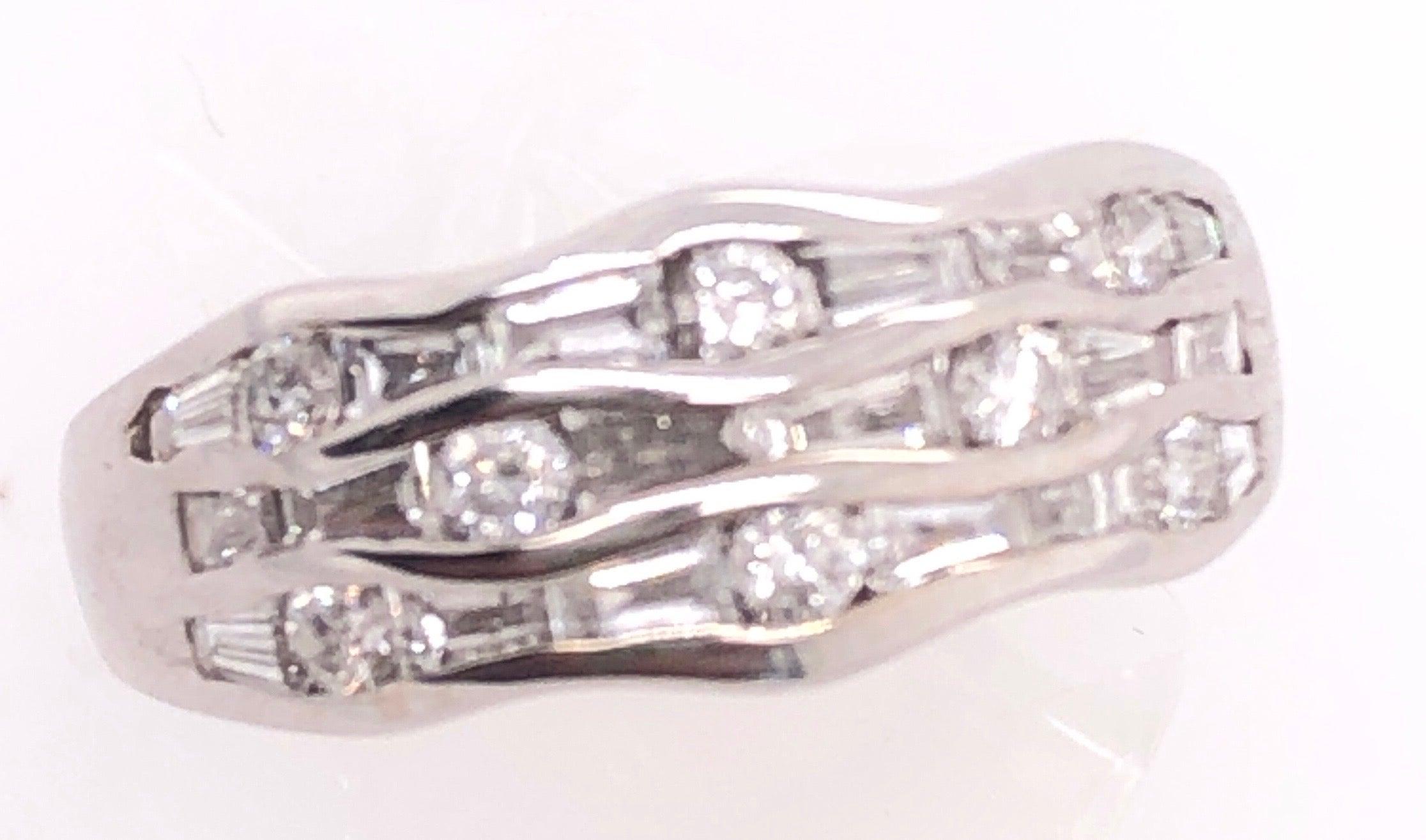 En vente :  Anneau de mariage à la mode en or blanc 18 carats et diamants 1,00 TDW 9